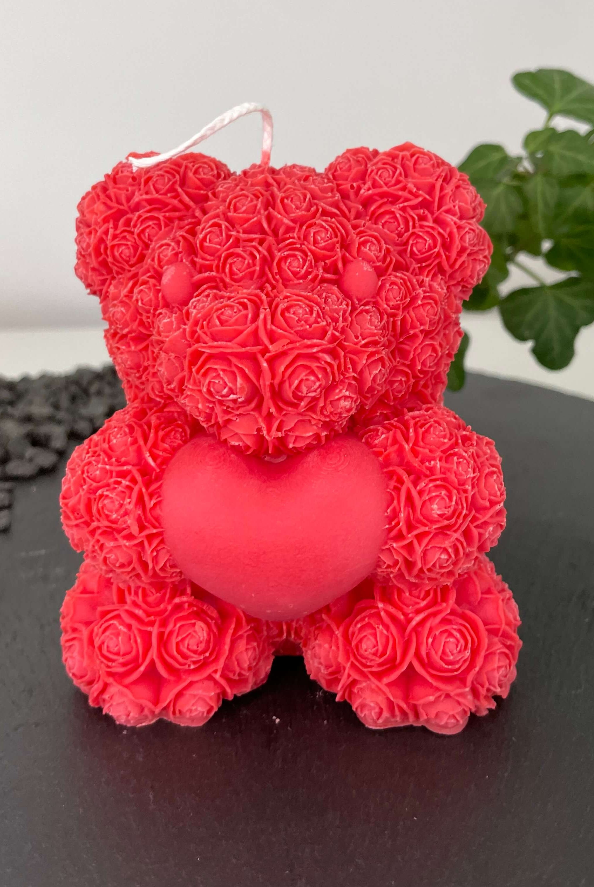 Auf diesem Bild sieht man unsere Heartfelt Bear Flame Kerze. Sie ist handgemacht aus Bio Sojawachs, zudem ist sie umweltfreundlich, nachhaltig und vegan. In Rot.