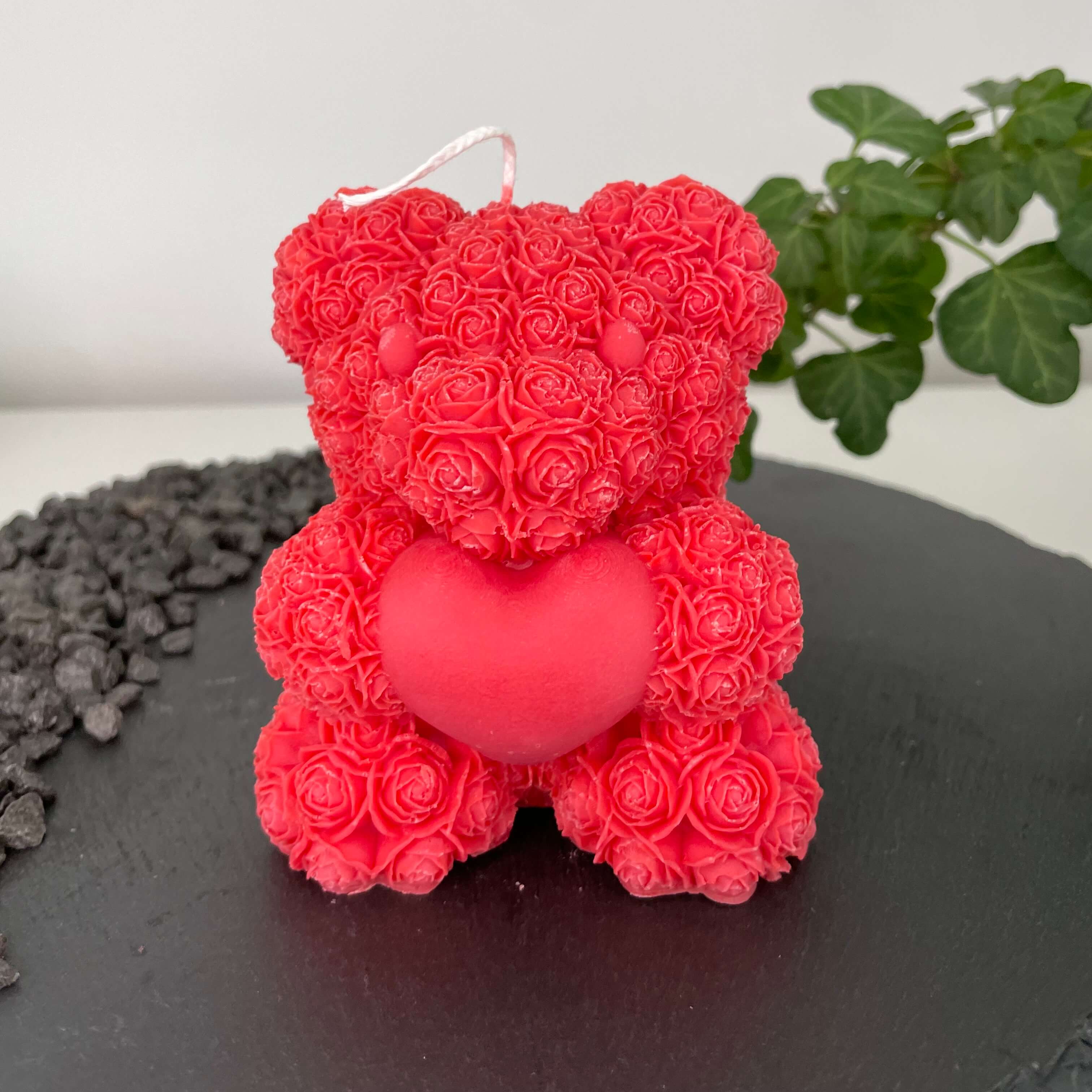 Auf diesem Bild sieht man unsere Heartfelt Bear Flame Kerze. Sie ist handgemacht aus Bio Sojawachs, zudem ist sie umweltfreundlich, nachhaltig und vegan. In Rot.