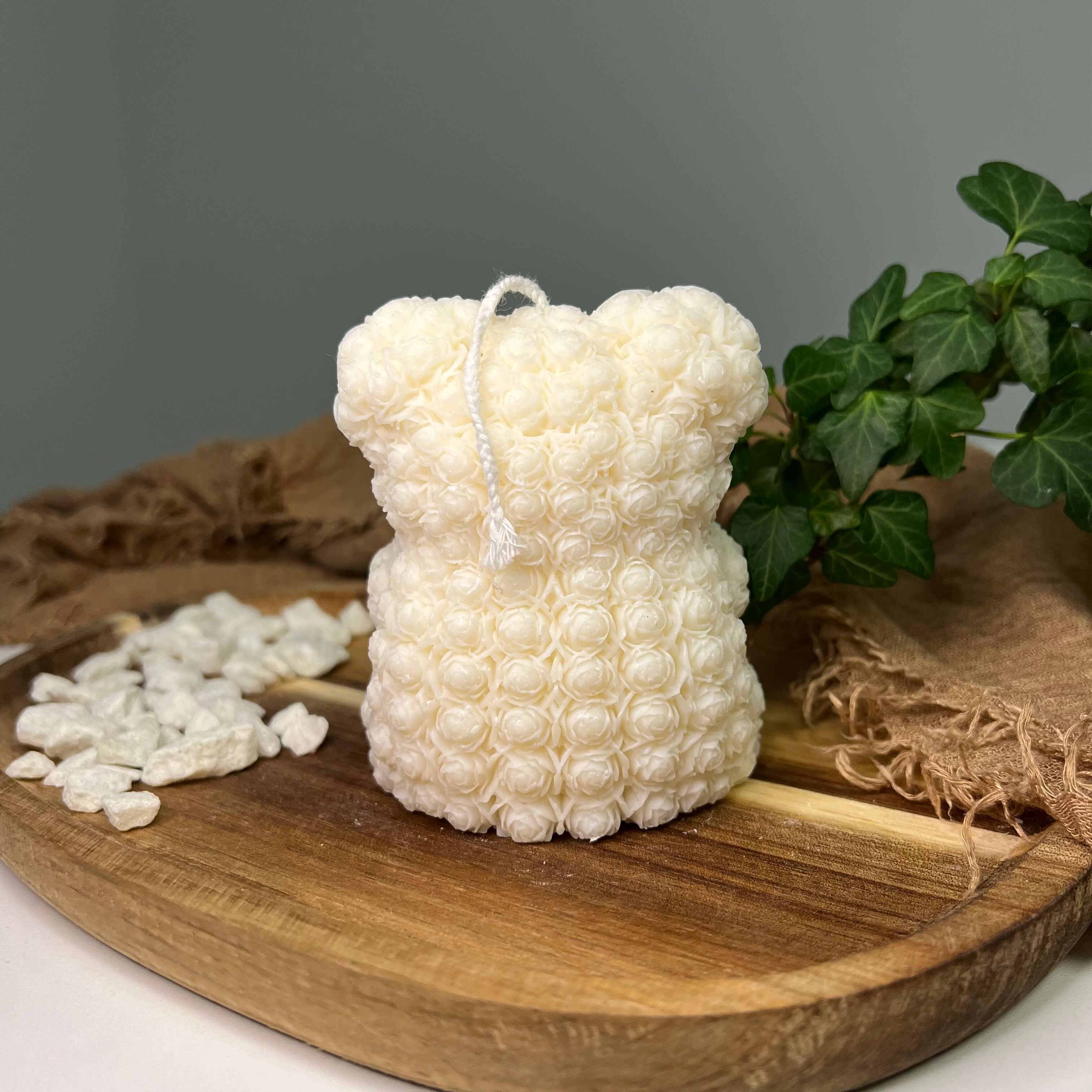 Die stilvolle Heartfelt Bear Flame Kerze ist einzigartig und ein Unikat. Sie ist nachhaltig und vegan.