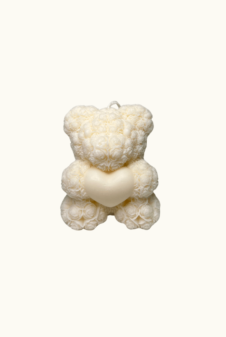 Auf diesem Bild sieht man unsere Heartfelt Bear Flame Kerze. Sie ist handgemacht aus Bio Sojawachs, zudem ist sie umweltfreundlich, nachhaltig und vegan.