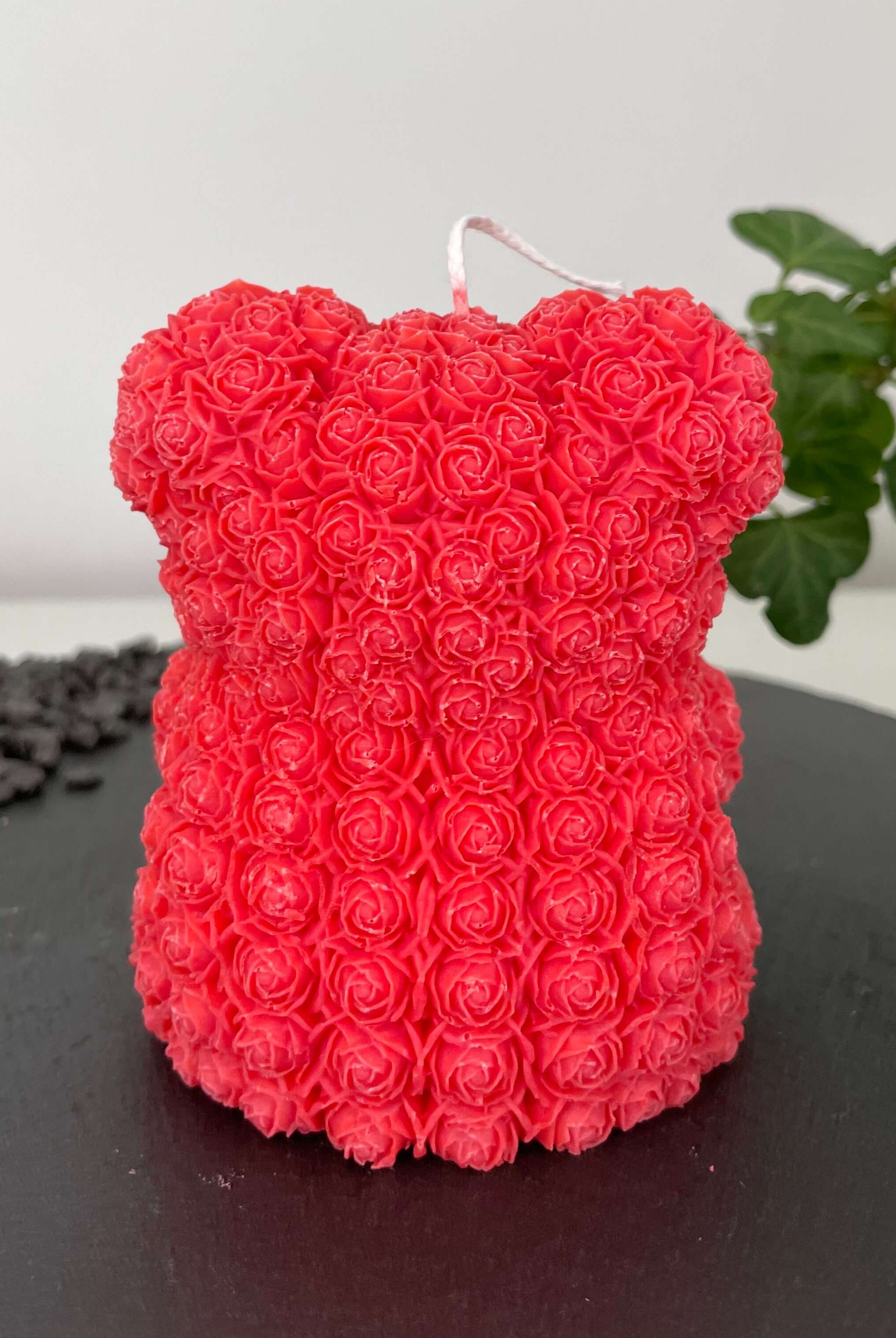 Die Heartfelt Bear Flame Kerze. Sie ist perfekt als Geschenk zum Valentinstag mit ihrem Herz Design. Auch als Weihnachtsgeschenk, Ostergeschenk, Verlobungsgeschenk oder Hochzeitsgeschenk geeignet. Sie ist handgemacht aus hochwertigem Sojawachs in Deutschland. In Rot.