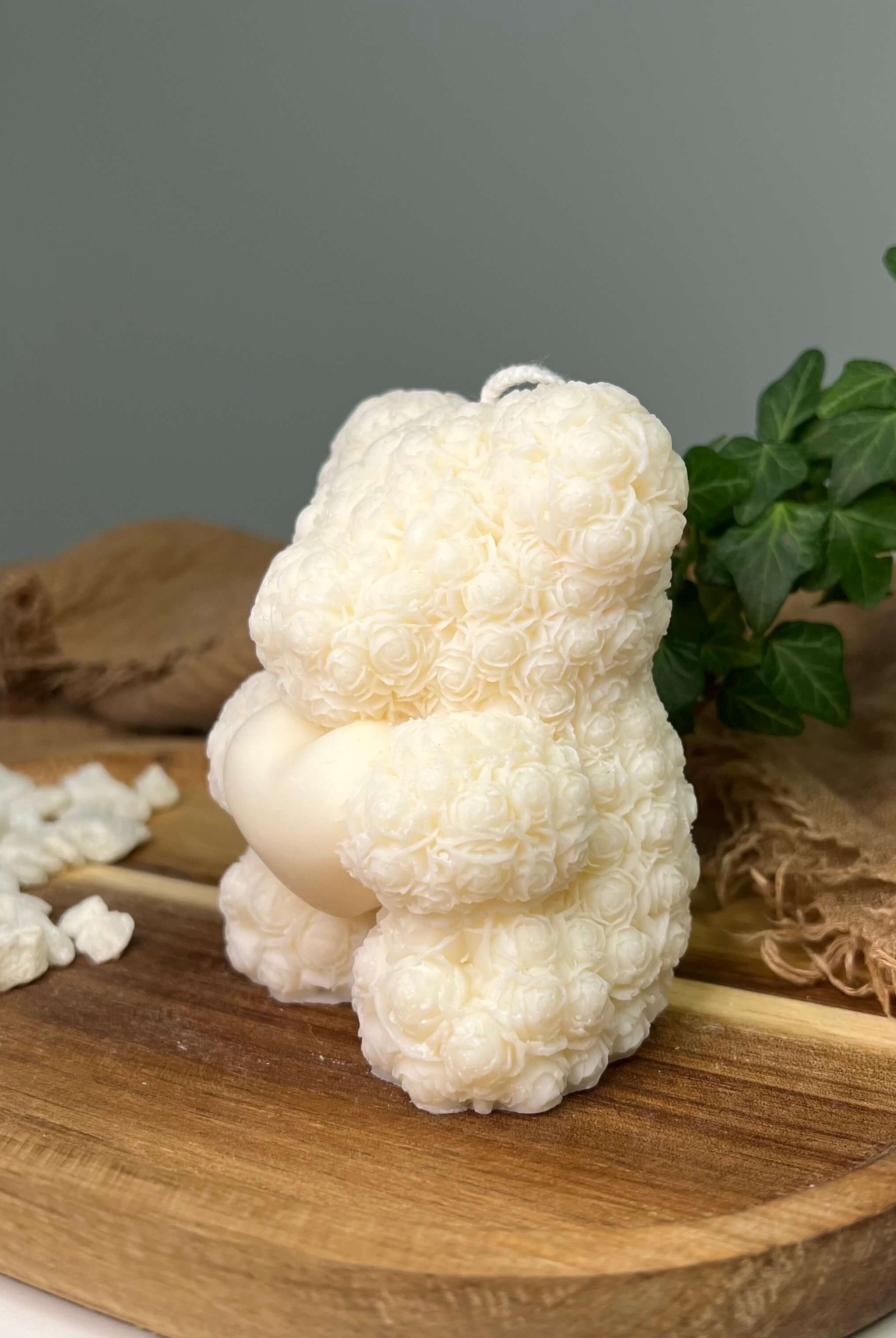 Die Heartfelt Bear Flame Kerze. Sie ist perfekt als Geschenk zum Valentinstag mit ihrem Herz Design. Auch als Weihnachtsgeschenk, Ostergeschenk, Verlobungsgeschenk oder Hochzeitsgeschenk geeignet. Sie ist handgemacht aus hochwertigem Sojawachs in Deutschland.