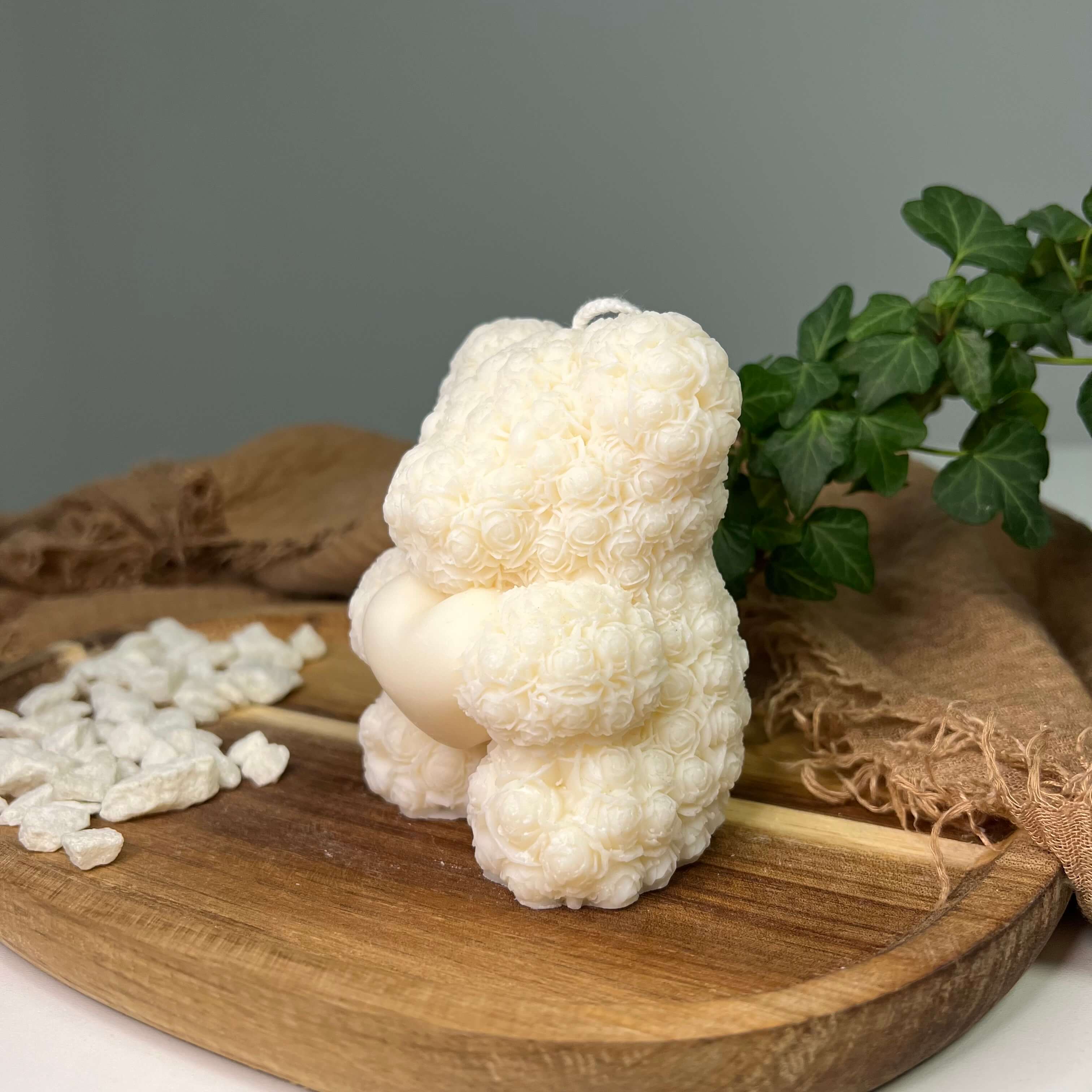 Die Heartfelt Bear Flame Kerze. Sie ist perfekt als Geschenk zum Valentinstag mit ihrem Herz Design. Auch als Weihnachtsgeschenk, Ostergeschenk, Verlobungsgeschenk oder Hochzeitsgeschenk geeignet. Sie ist handgemacht aus hochwertigem Sojawachs in Deutschland.