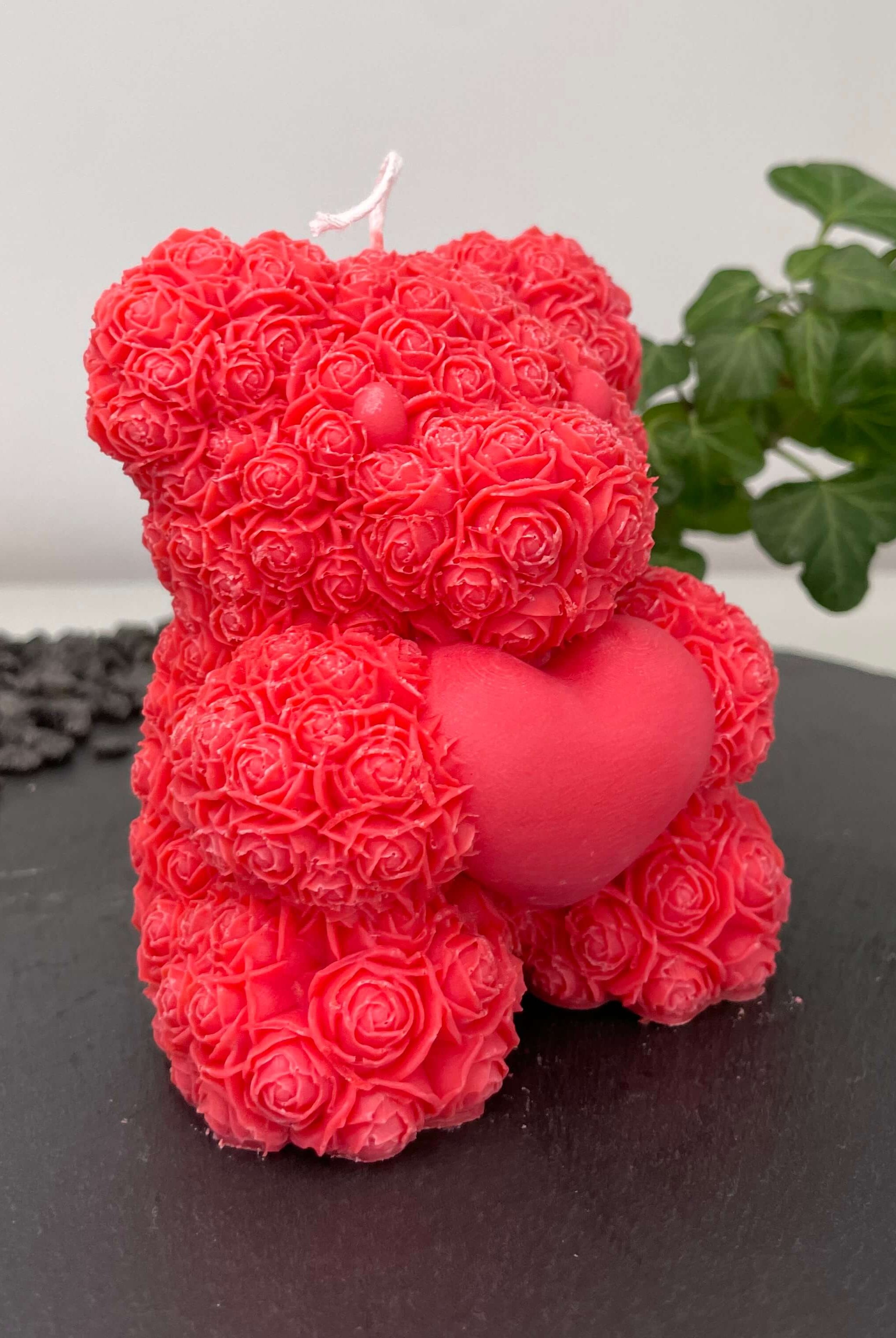 Unsere Heartfelt Bear Flame Kerze ist perfekt als Dekoration geeignet. Mit ihrem eleganten und ästhetischem Design passt sie in jedes Zuhause. In Rot.