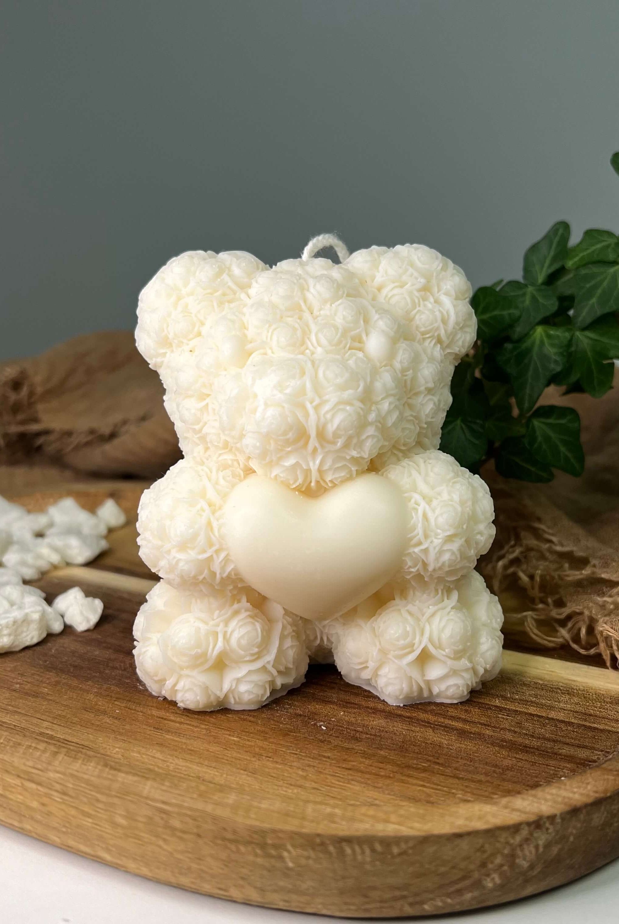 Unsere Heartfelt Bear Flame Kerze ist perfekt als Dekoration geeignet. Mit ihrem eleganten und ästhetischem Design passt sie in jedes Zuhause.