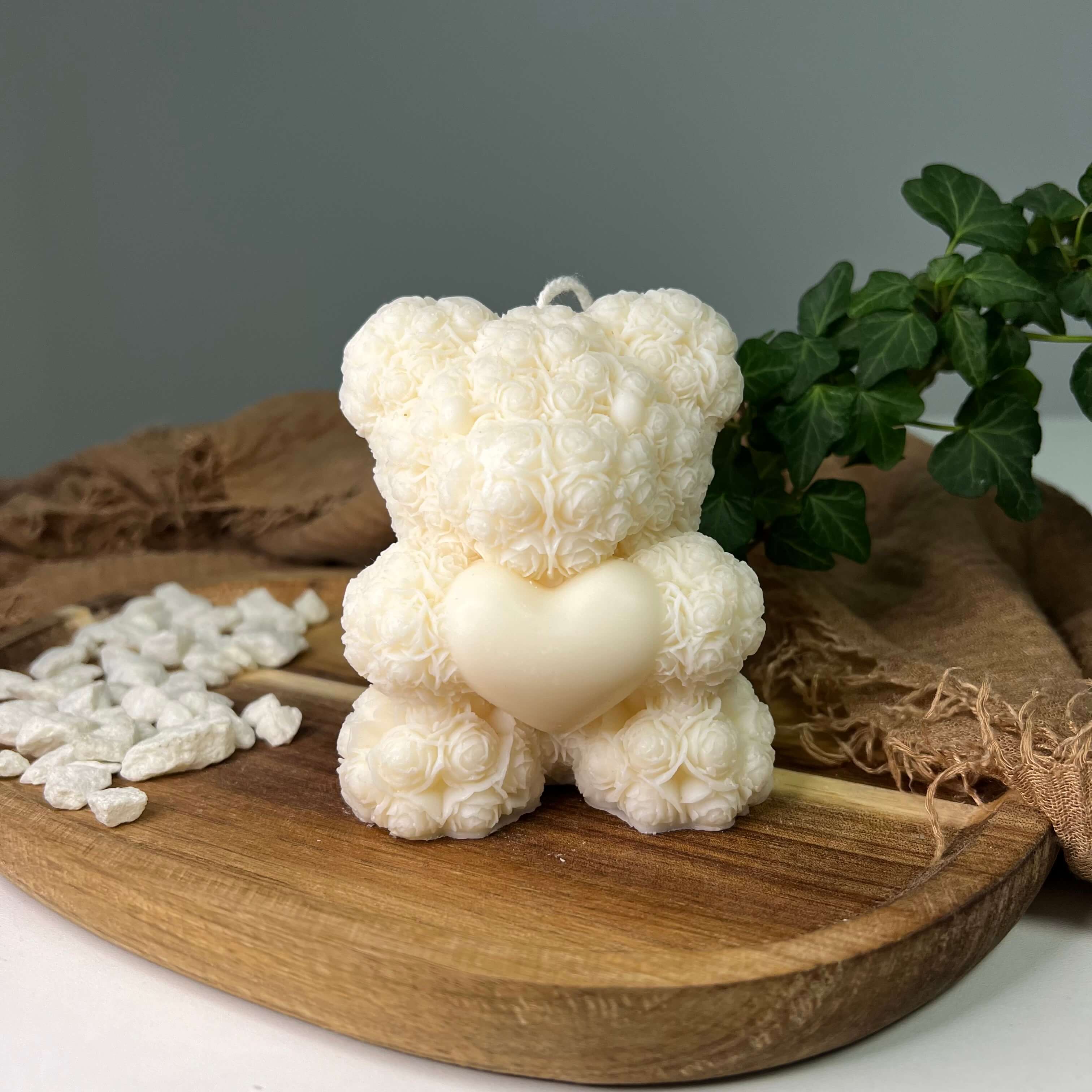 Unsere Heartfelt Bear Flame Kerze ist perfekt als Dekoration geeignet. Mit ihrem eleganten und ästhetischem Design passt sie in jedes Zuhause.