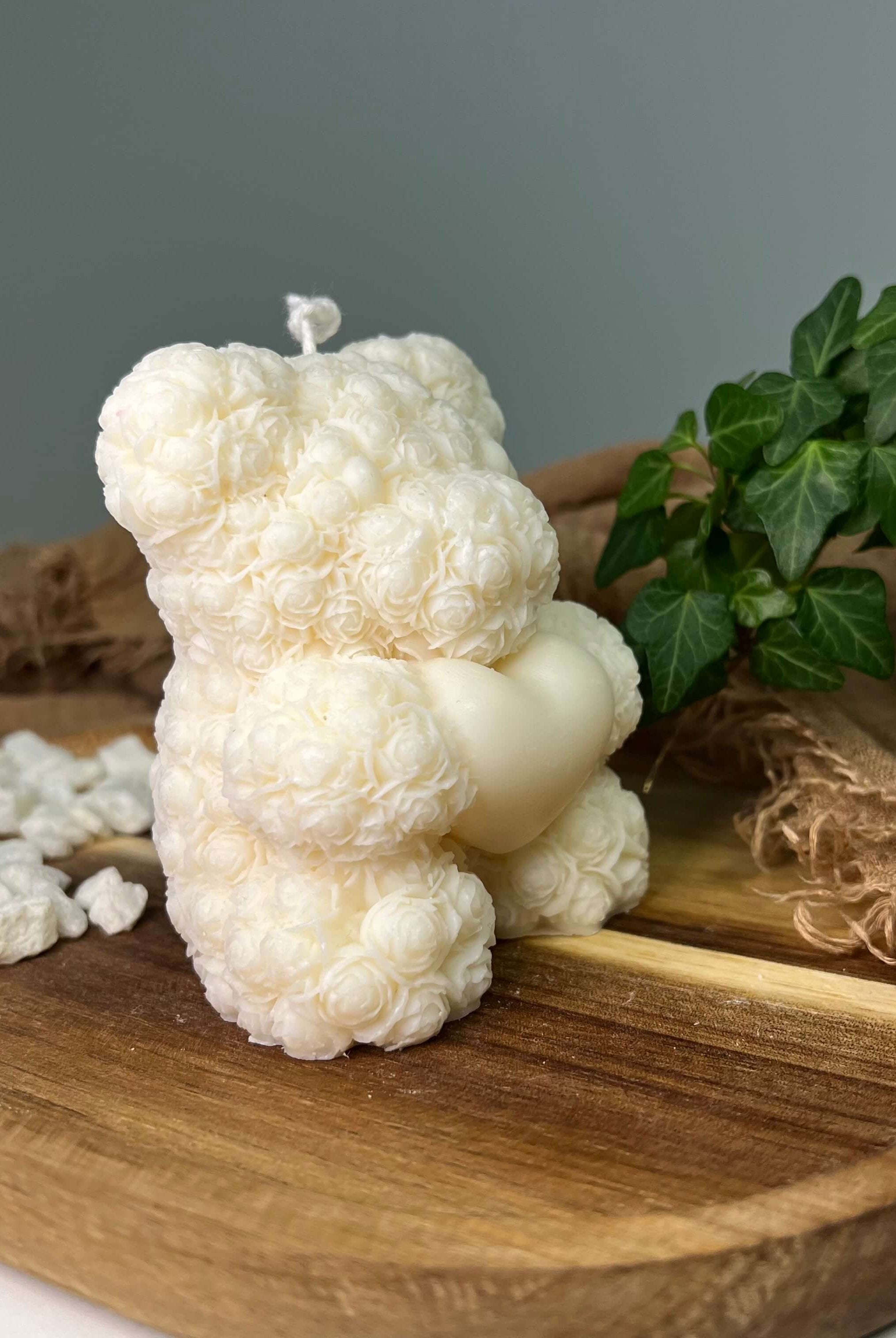 Unsere Heartfelt Bear Flame Duftkerze. Sie ist in verschiedenen Düften erhältlich. Die Düfte haben einen angenehmen Geruch und sind perfekt zum entspannen.