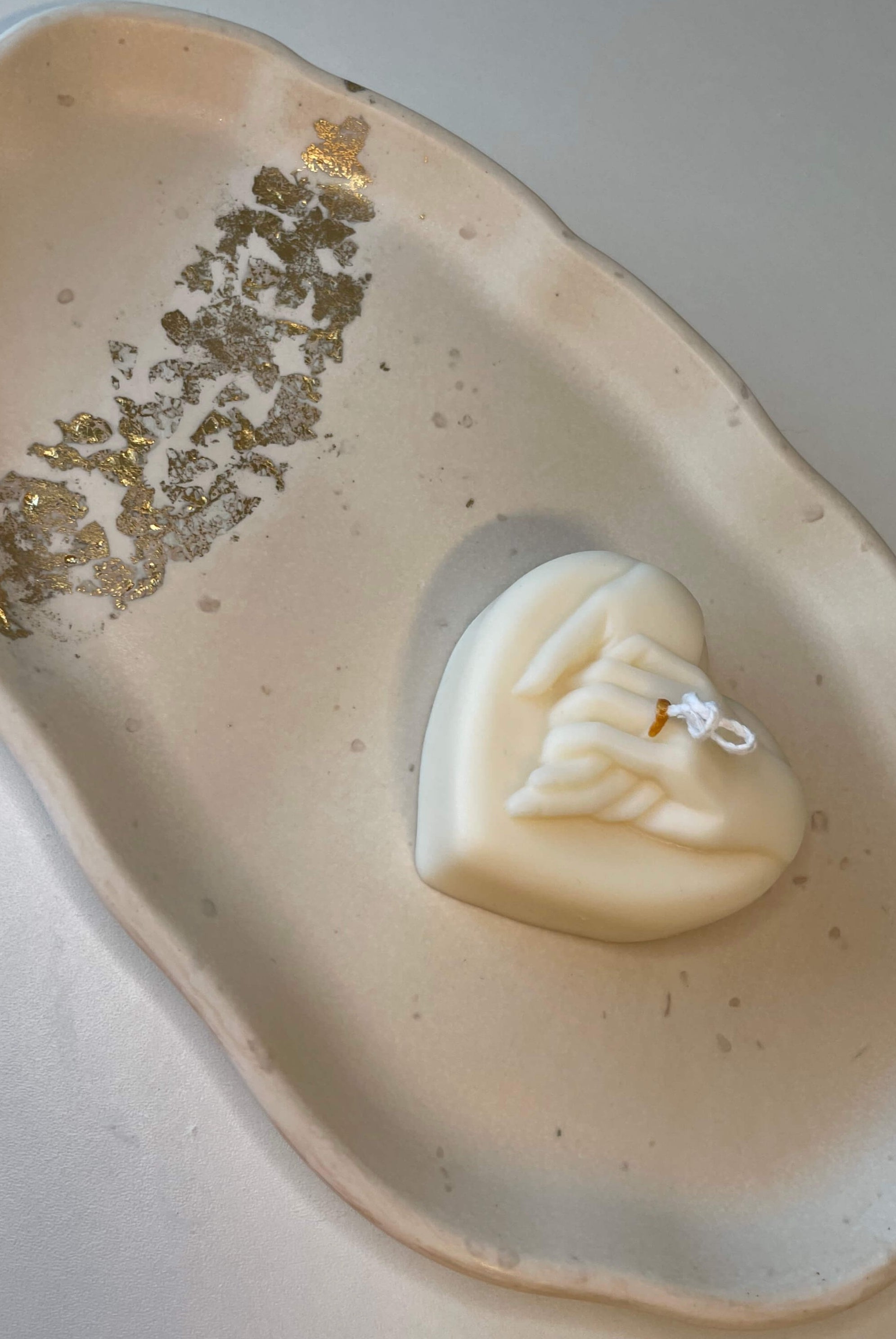 Das Heartfelt Unity Geschenke-Set, bestehend aus einer Kerze und einem Untersetzer ist das perfekte Gastgeschenk, Geburtstagsgeschenk, Ostergeschenk und Weihnachtsgeschenk. Es sieht einzigartig und stilvoll aus und ist deswegen auch ideal für Valentinstag.