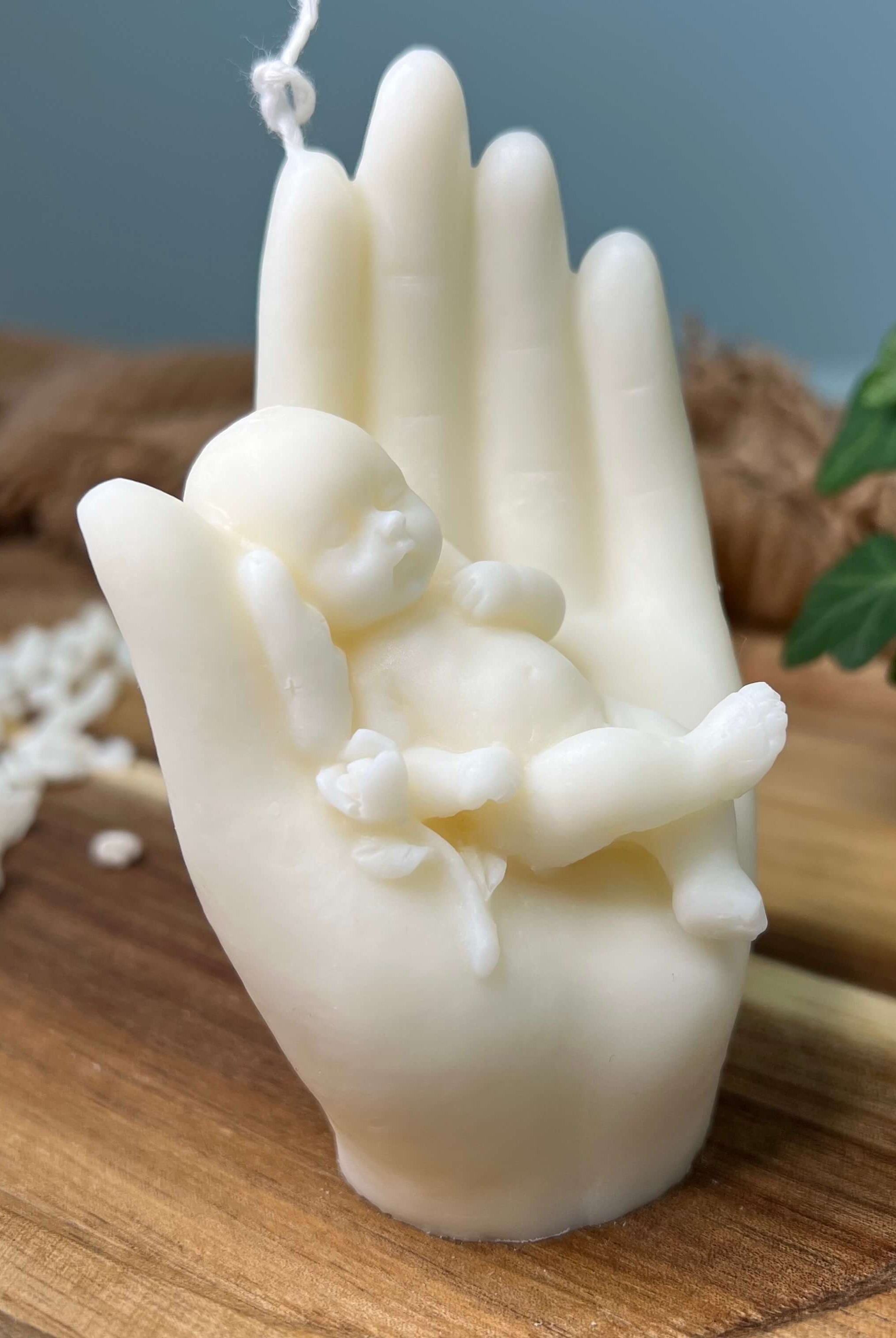 Auf diesem Produktbild ist die heavenly hands Kerze abgebildet. Sie ist handgemacht und besteht aus hochwertigem Sojawachs.