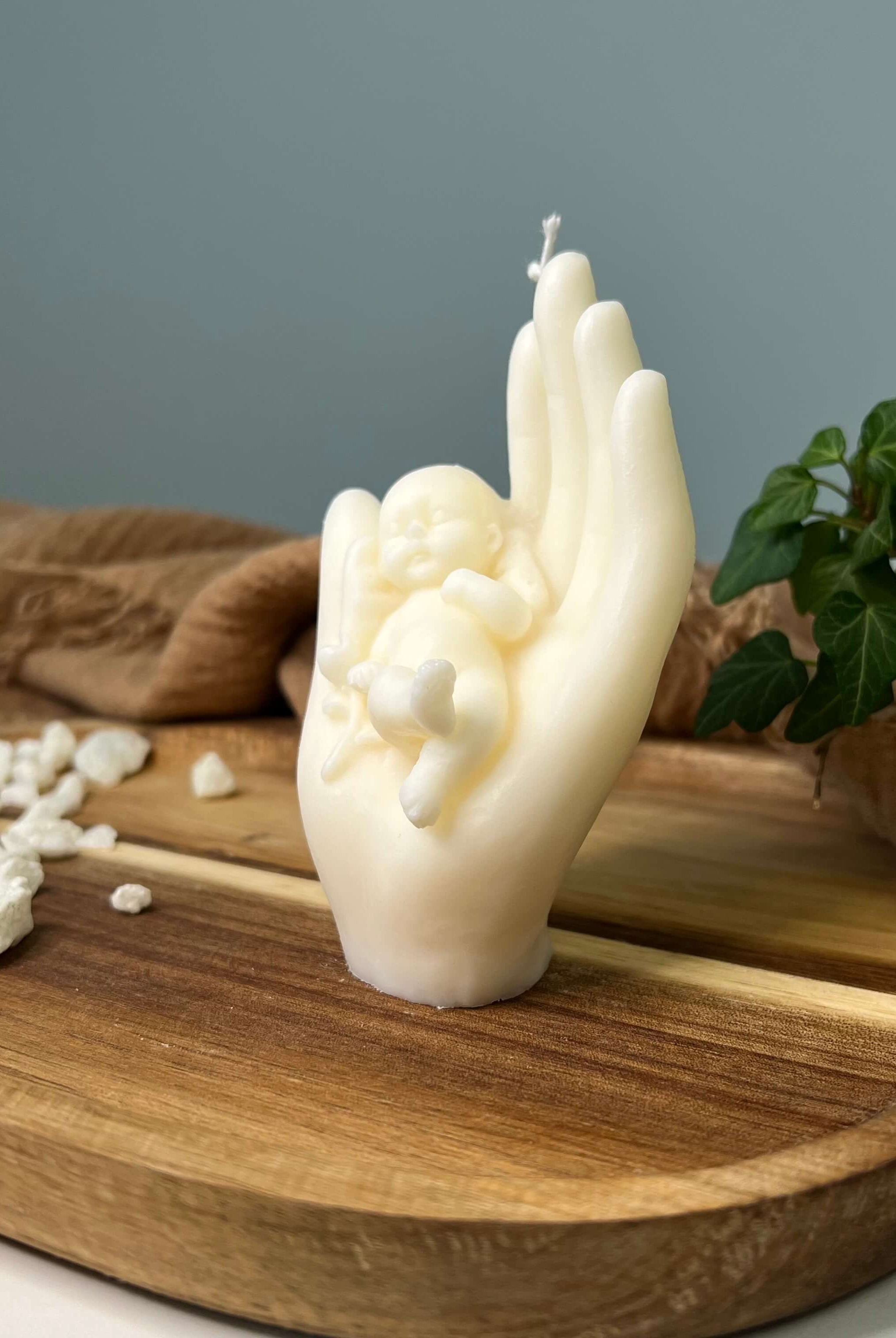 Auf diesem Bild sieht man die heavenly hands Kerze aus nachhaltigem Sojawachs. Sie ist frei von Schadstoffen. Perfekt geeignet für besondere Anlässe.