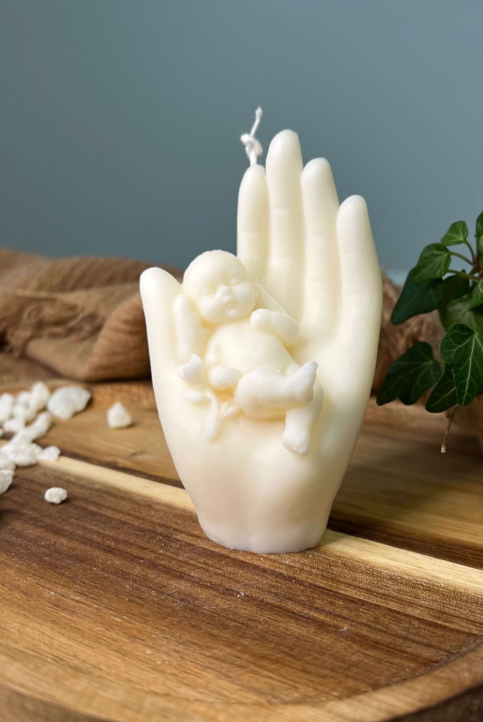 Zusehen ist die heavenly hands Kerze, diese besteht aus hochwertigem, umweltfreundlichen Sojawachs. Die ganze Herstellung ist nachhaltig.