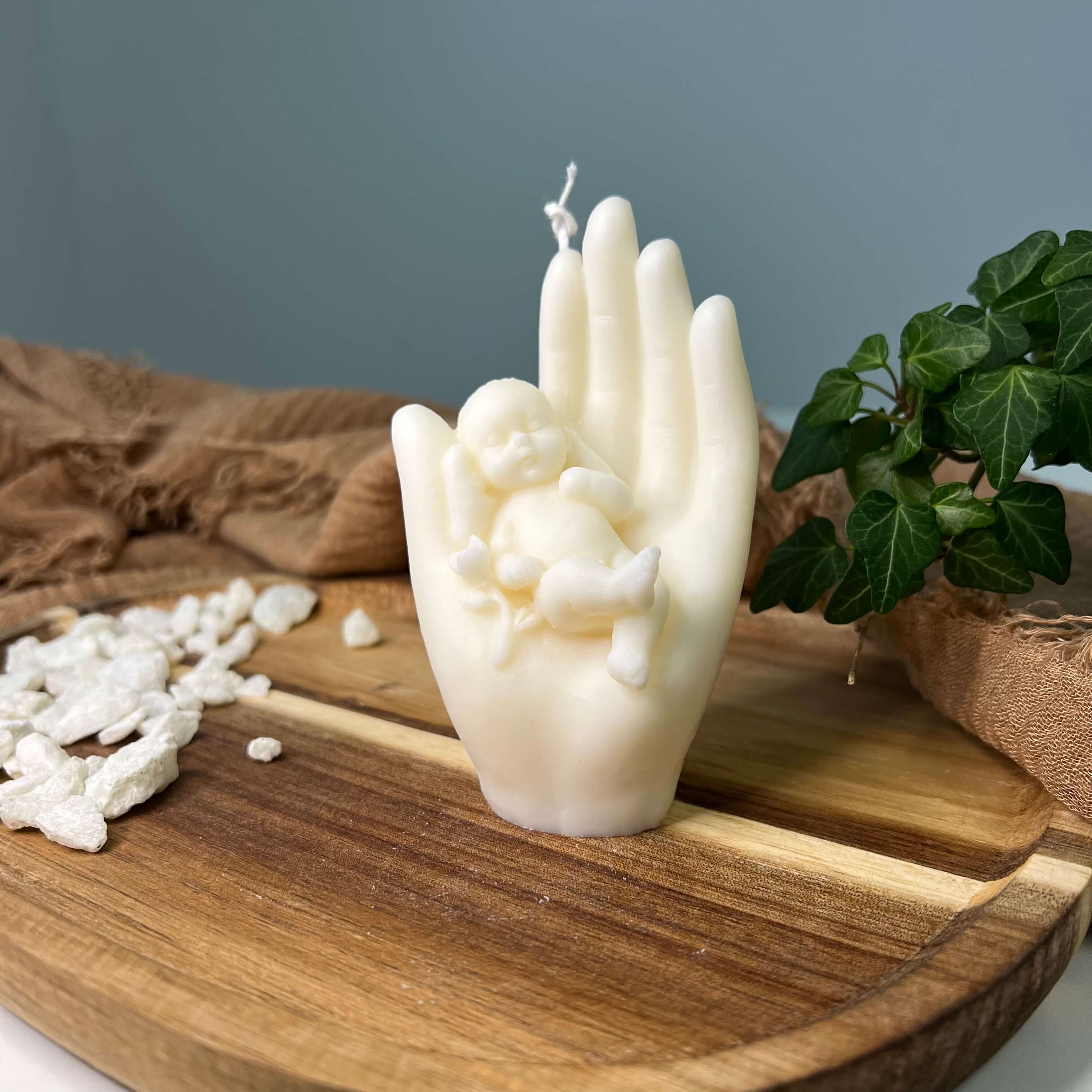 Zusehen ist die heavenly hands Kerze, diese besteht aus hochwertigem, umweltfreundlichen Sojawachs. Die ganze Herstellung ist nachhaltig.