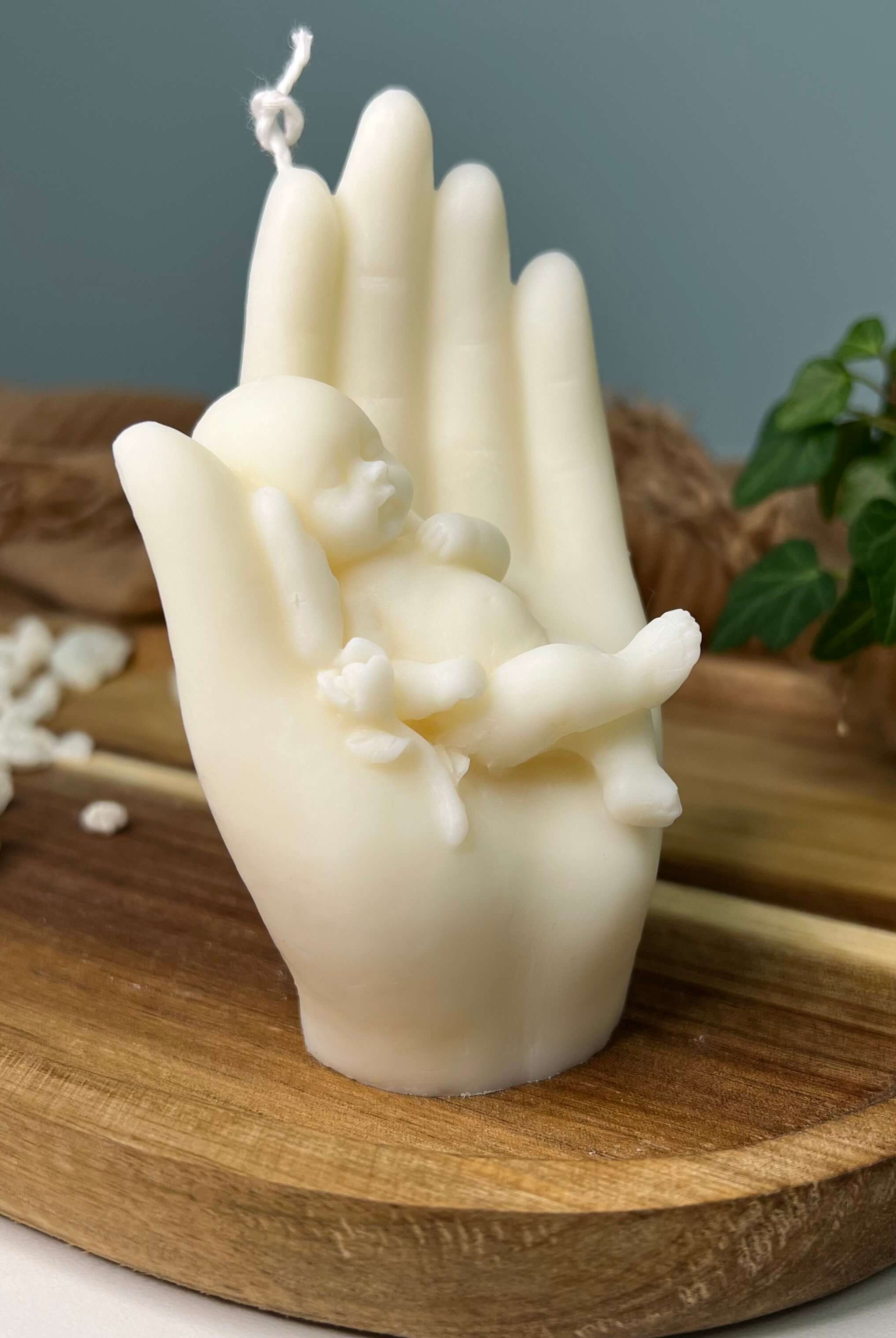 Die heavenly hands Kerze ist in verschiedenen Düften erhältlich. Der Geruch entspannt und ist perfekt für entspannte Abende geeignet.