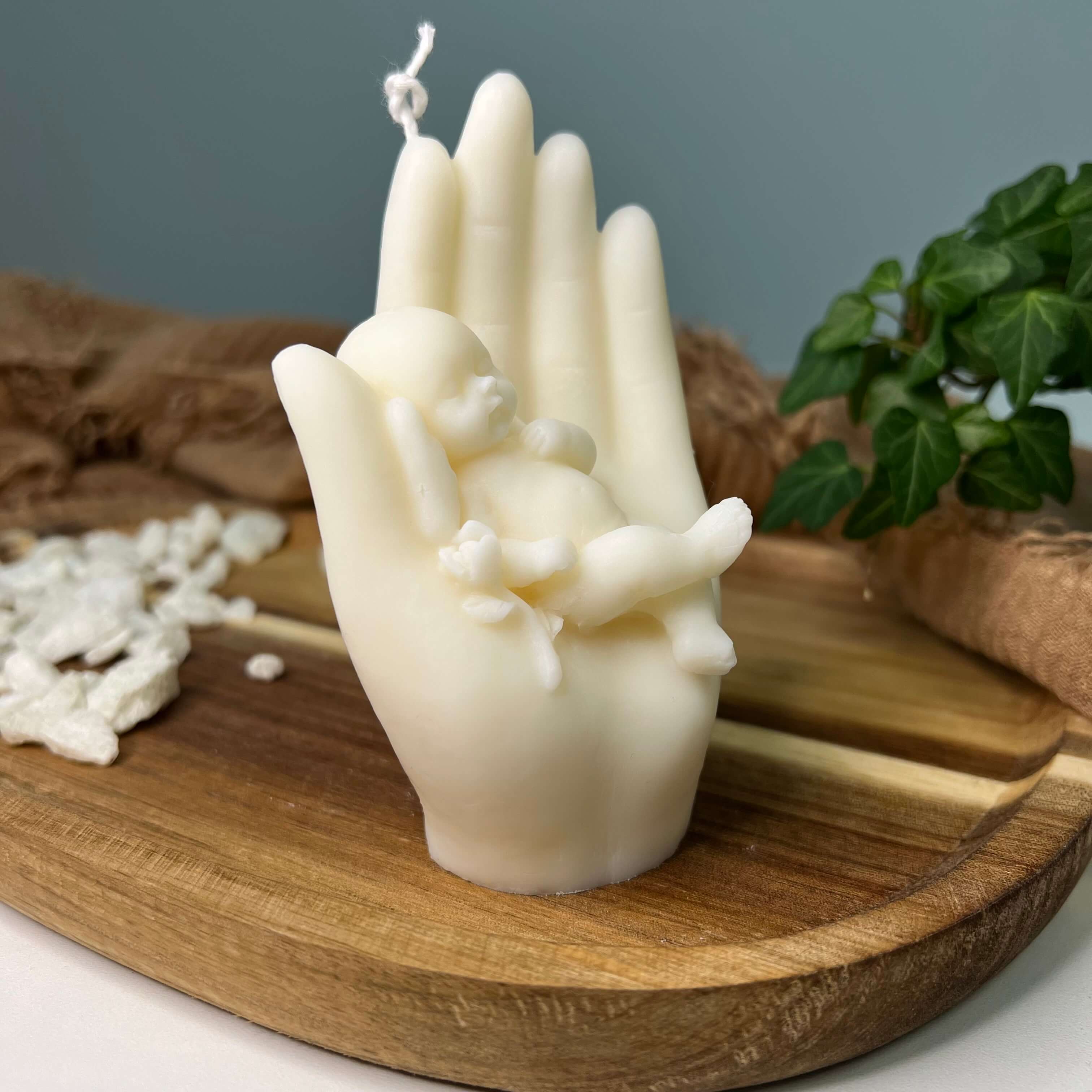 Die heavenly hands Kerze ist in verschiedenen Düften erhältlich. Der Geruch entspannt und ist perfekt für entspannte Abende geeignet.