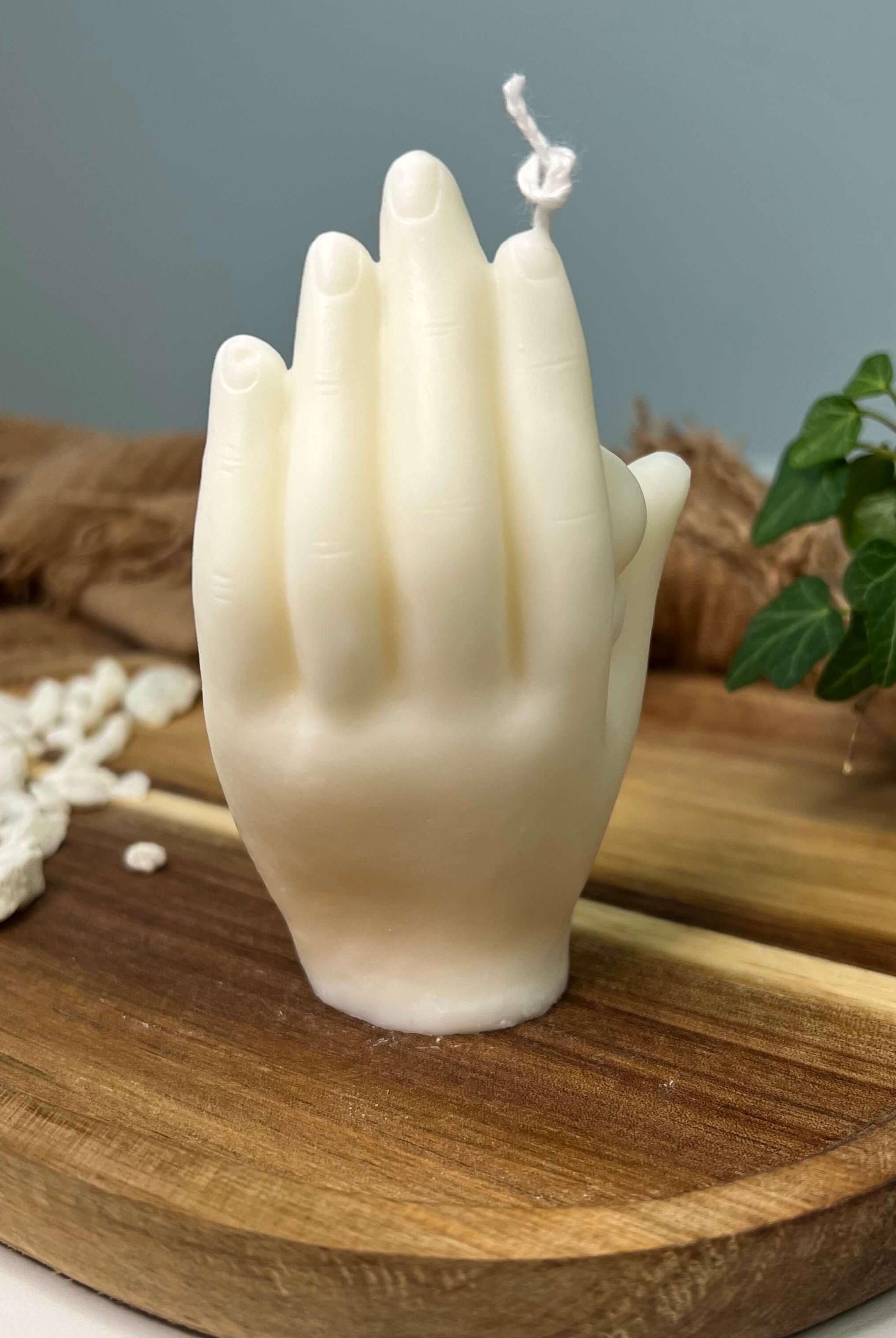 Die heavenly hands Kerze ist handgefertigt aus umweltfreundlichem Sojawachs. Sie ist perfekt als Weihnachtskerze, Osterkerze oder Hochzeitskerze geeignet. Das einzigartige Design ist ein optischer Hingucker.