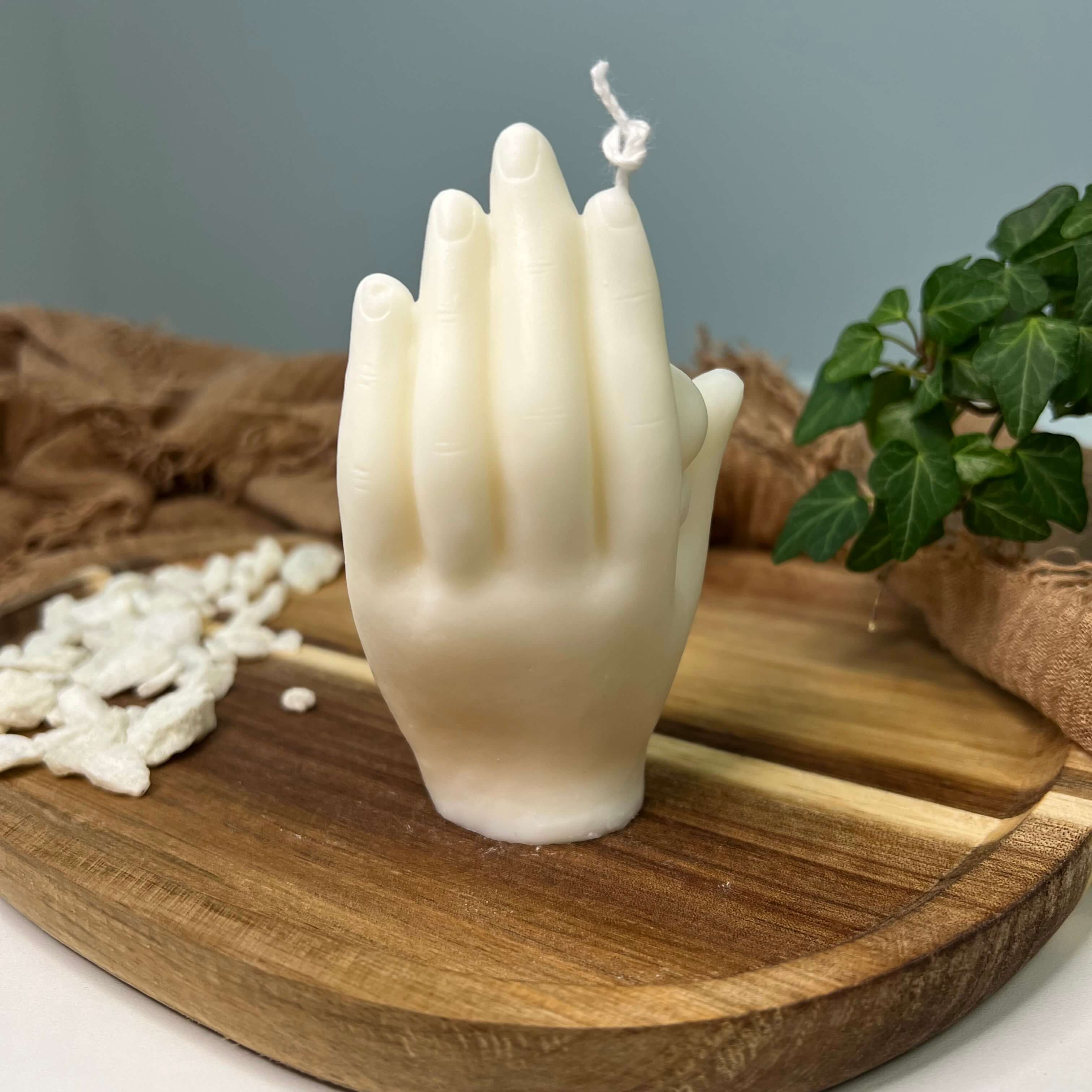 Die heavenly hands Kerze ist handgefertigt aus umweltfreundlichem Sojawachs. Sie ist perfekt als Weihnachtskerze, Osterkerze oder Hochzeitskerze geeignet. Das einzigartige Design ist ein optischer Hingucker.