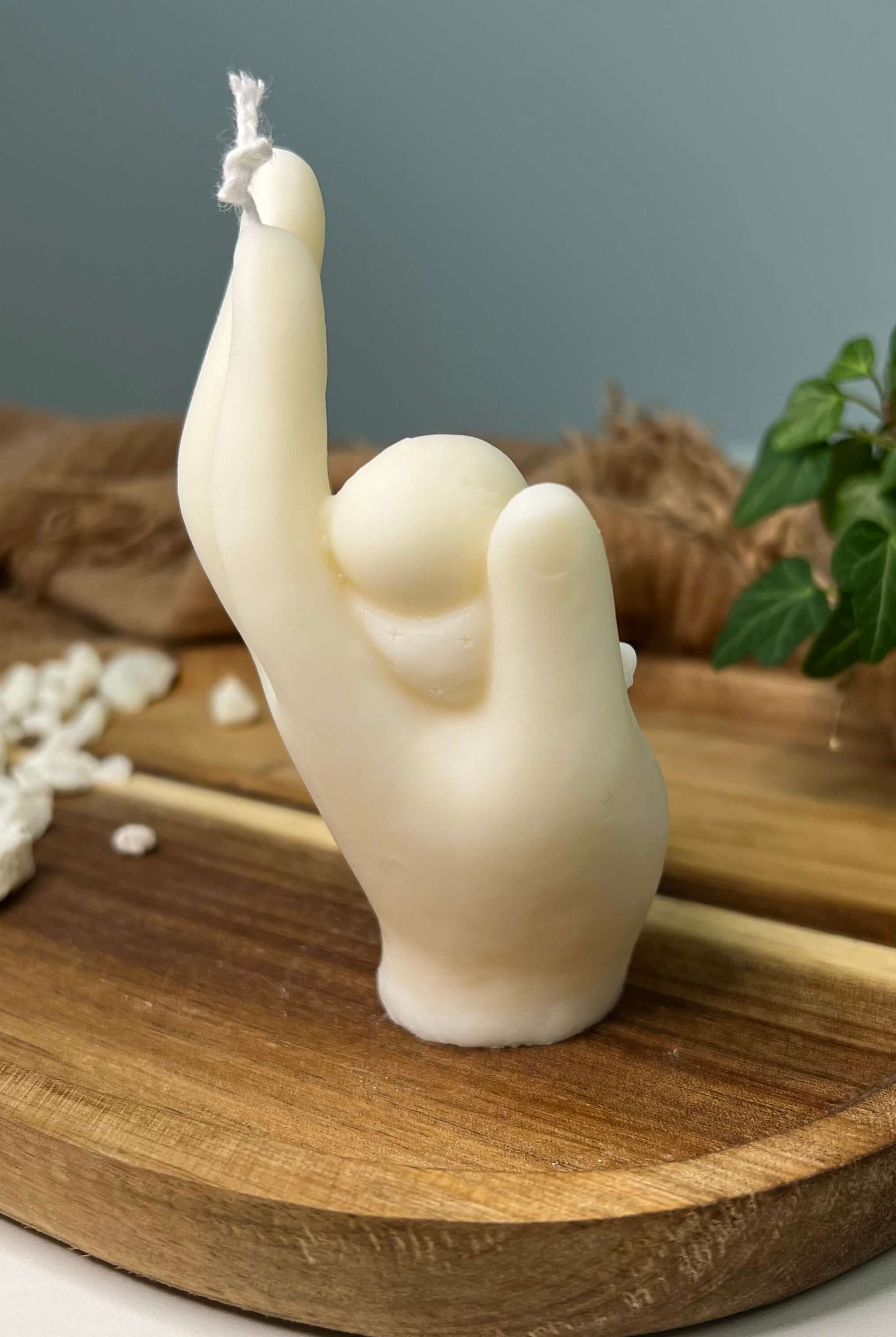 Handgemachte heavenly hands Kerze aus Sojawachs. Das perfekte Geburtstagsgeschenk. Das Design ist elegant und ästhetisch und dazu noch gut für die Umwelt.