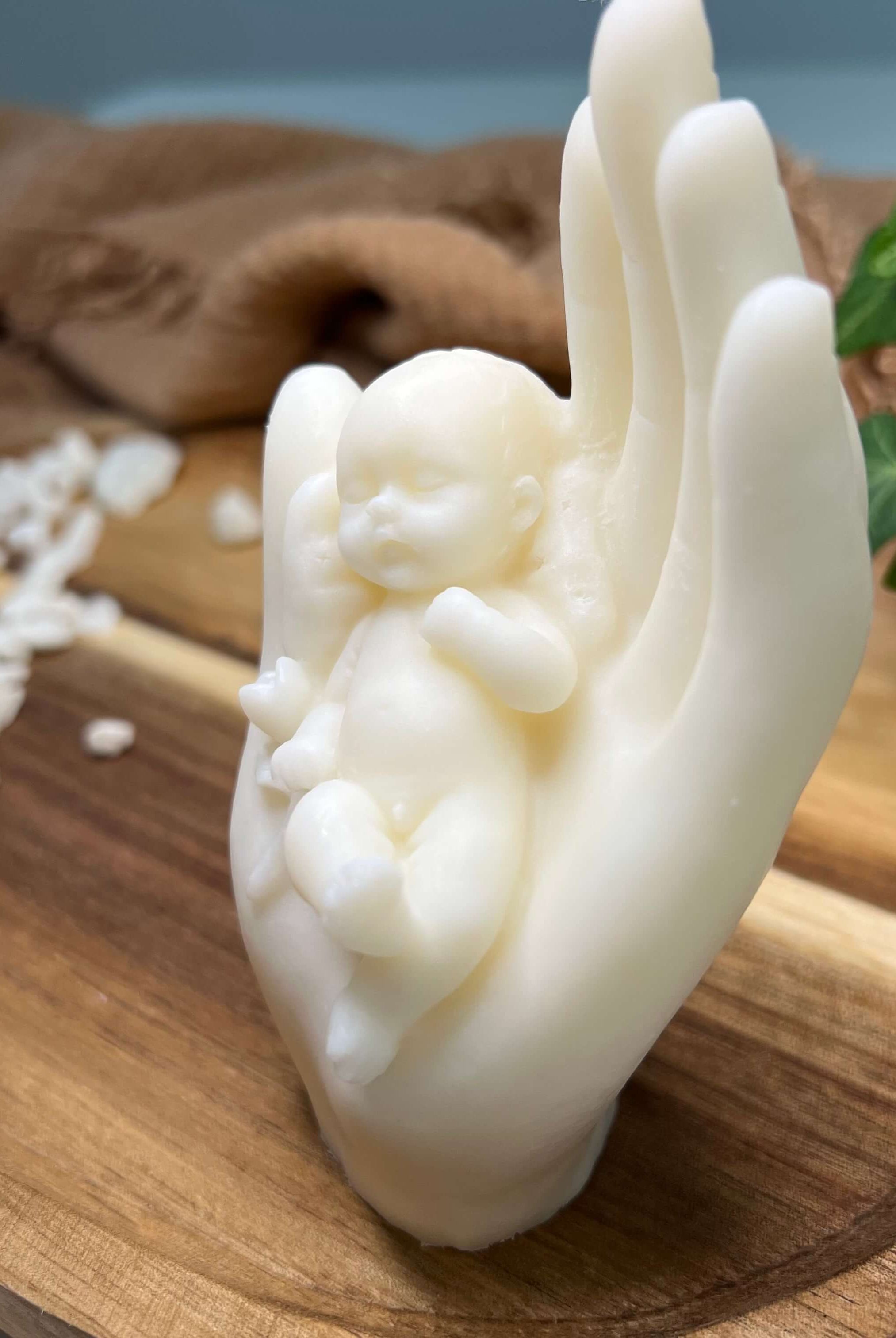 Die heavenly hands Kerze, perfekt als Muttertags Geschenk oder Vatertags Geschenk. Sie ist handgefertigt aus Bio Sojawachs und hat hochwertige Materialien.