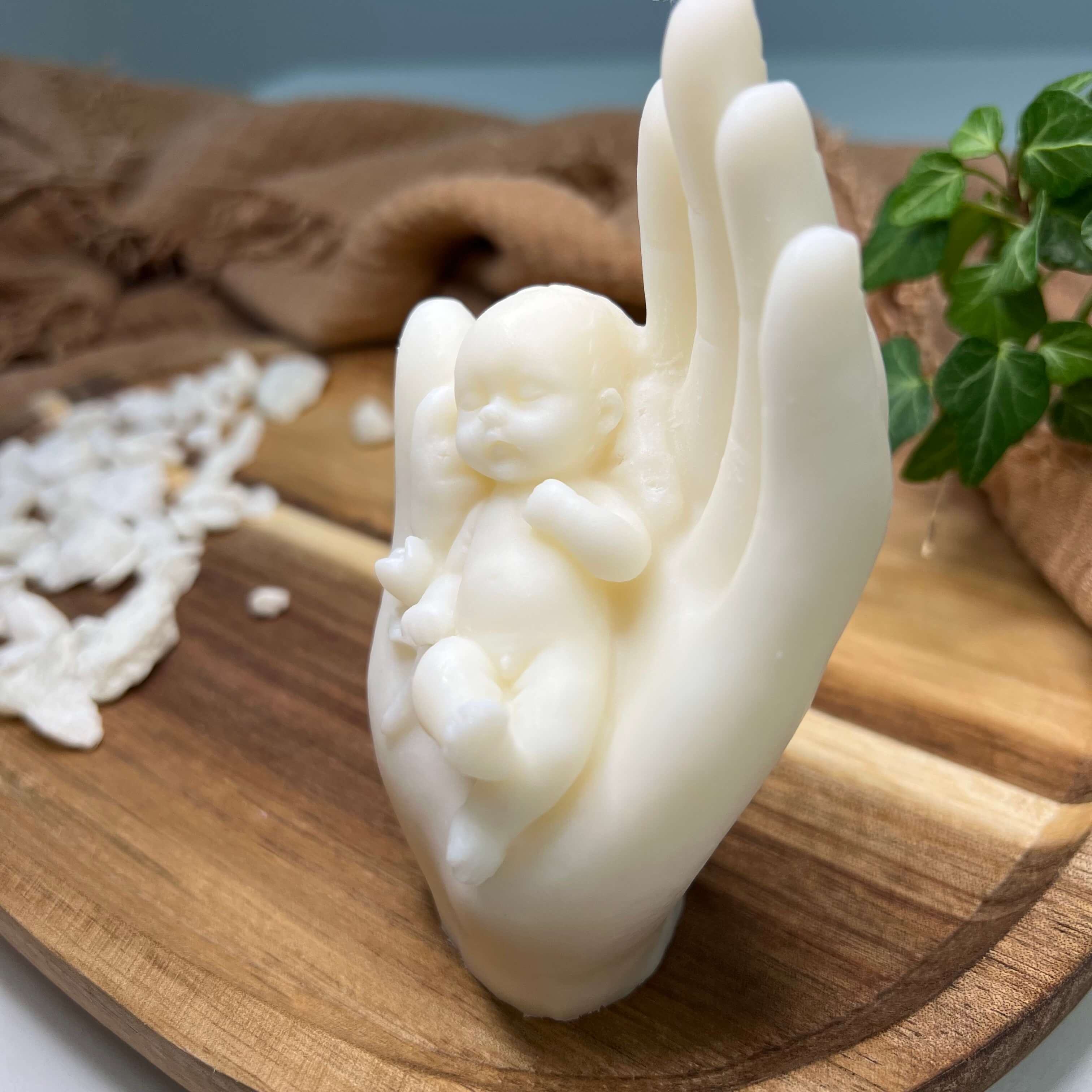 Die heavenly hands Kerze, perfekt als Muttertags Geschenk oder Vatertags Geschenk. Sie ist handgefertigt aus Bio Sojawachs und hat hochwertige Materialien.