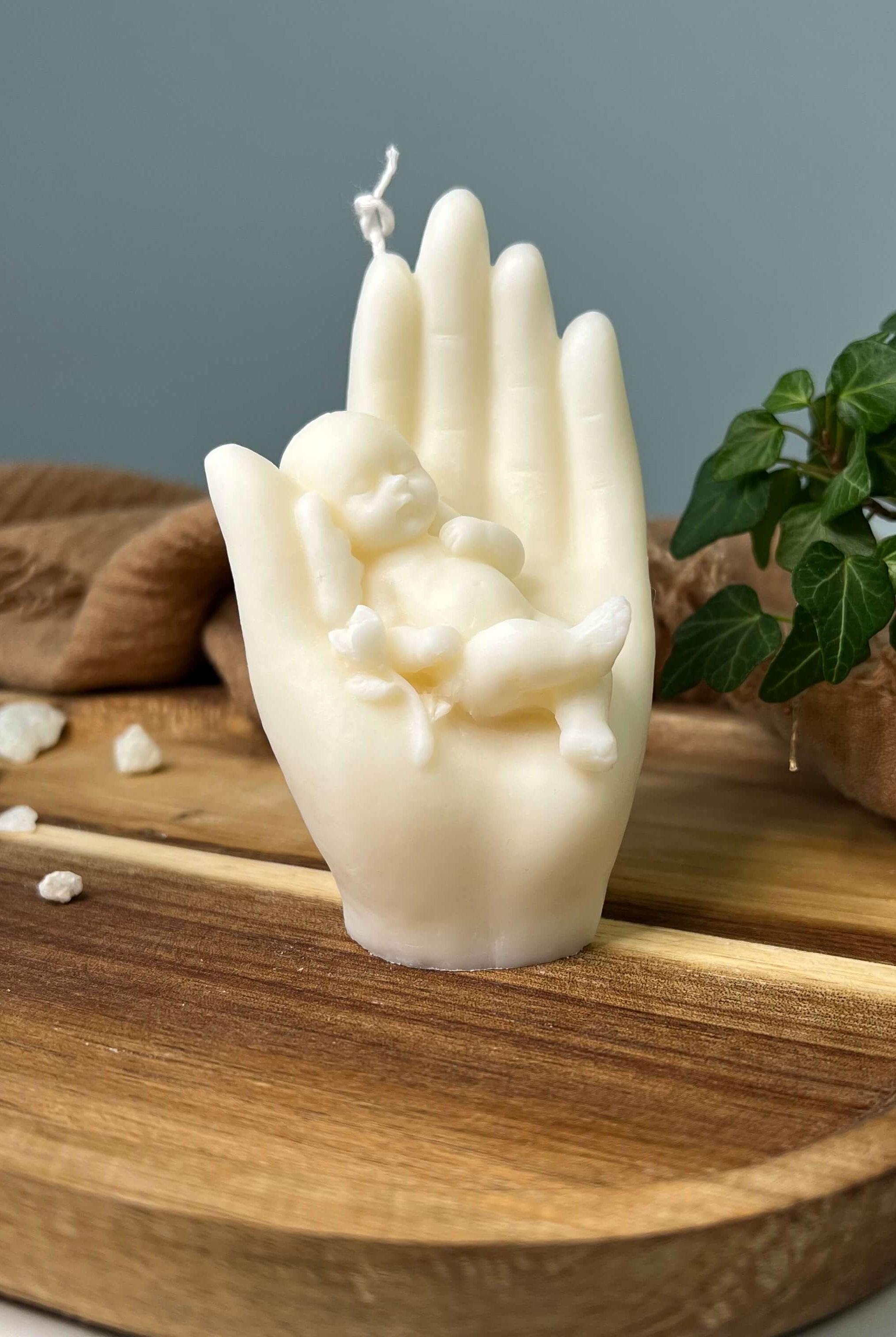 Unsere heavenly hands Kerze ist handgemacht aus Sojawachs. Sie sieht elegant und ästhetisch aus. Perfekt geeignet als Dekoration.