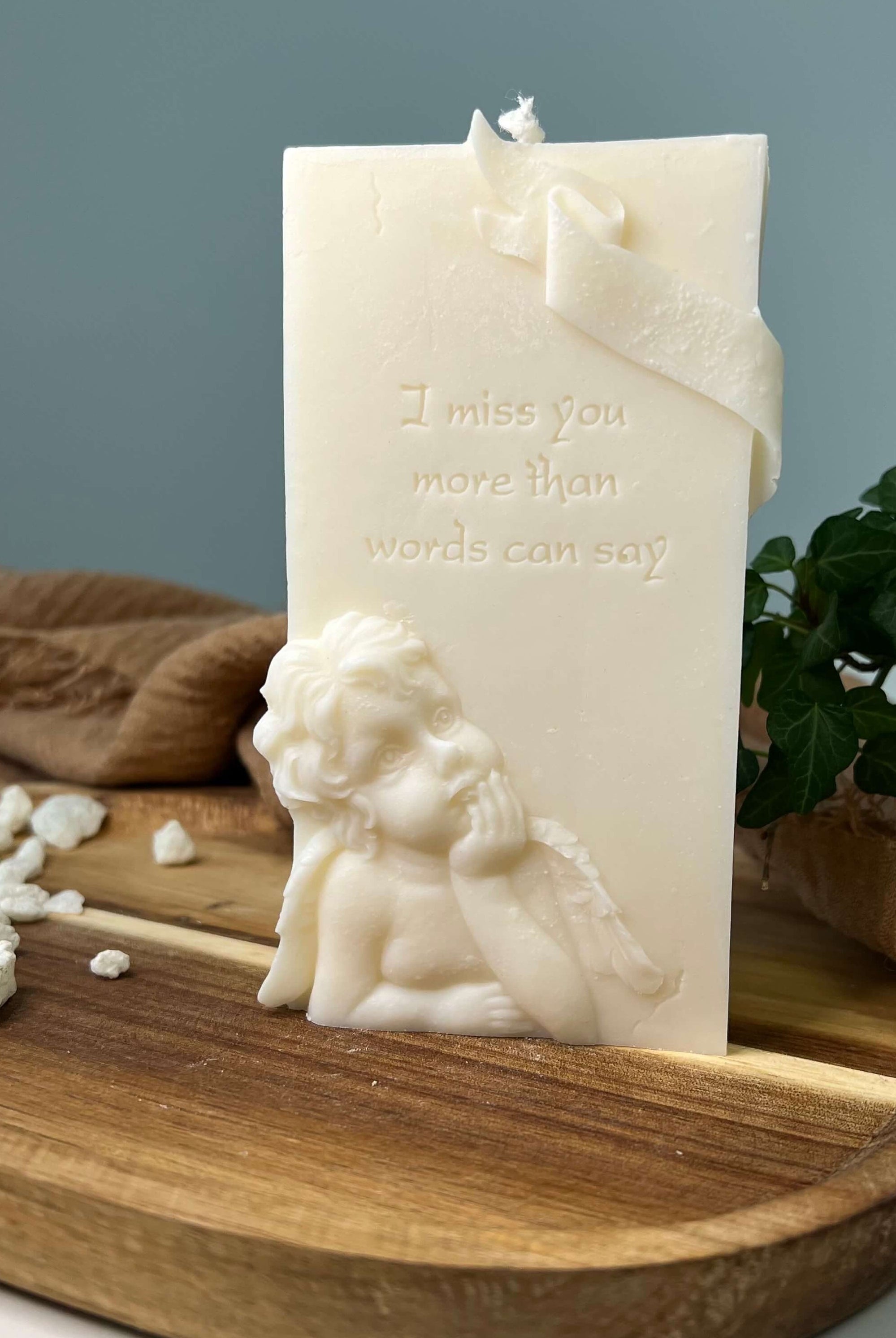 Auf diesem Bild sieht man die Heavenly Remembrance Glow Kerze. Sie ist handgefertigt aus hochwertigem Sojawachs und in verschiedenen Düften erhältlich. Perfekt für entspannte Abende.