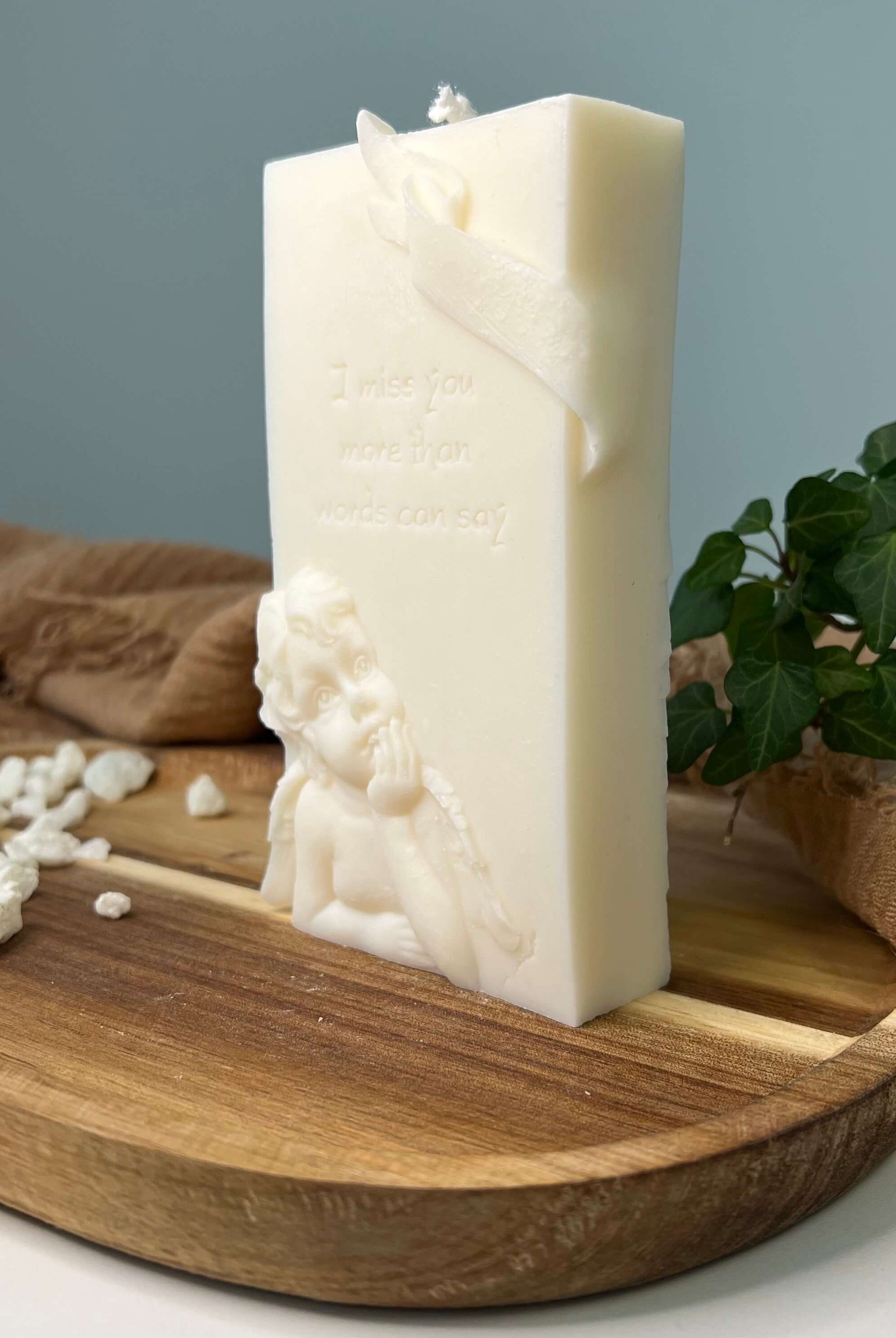 Hier sieht man die Heavenly Remembrance Glow Kerze. Sie ist eine Weihnachtskerze, aber auch als Osterkerze geeignet. Sie ist individuell und personalisiert.