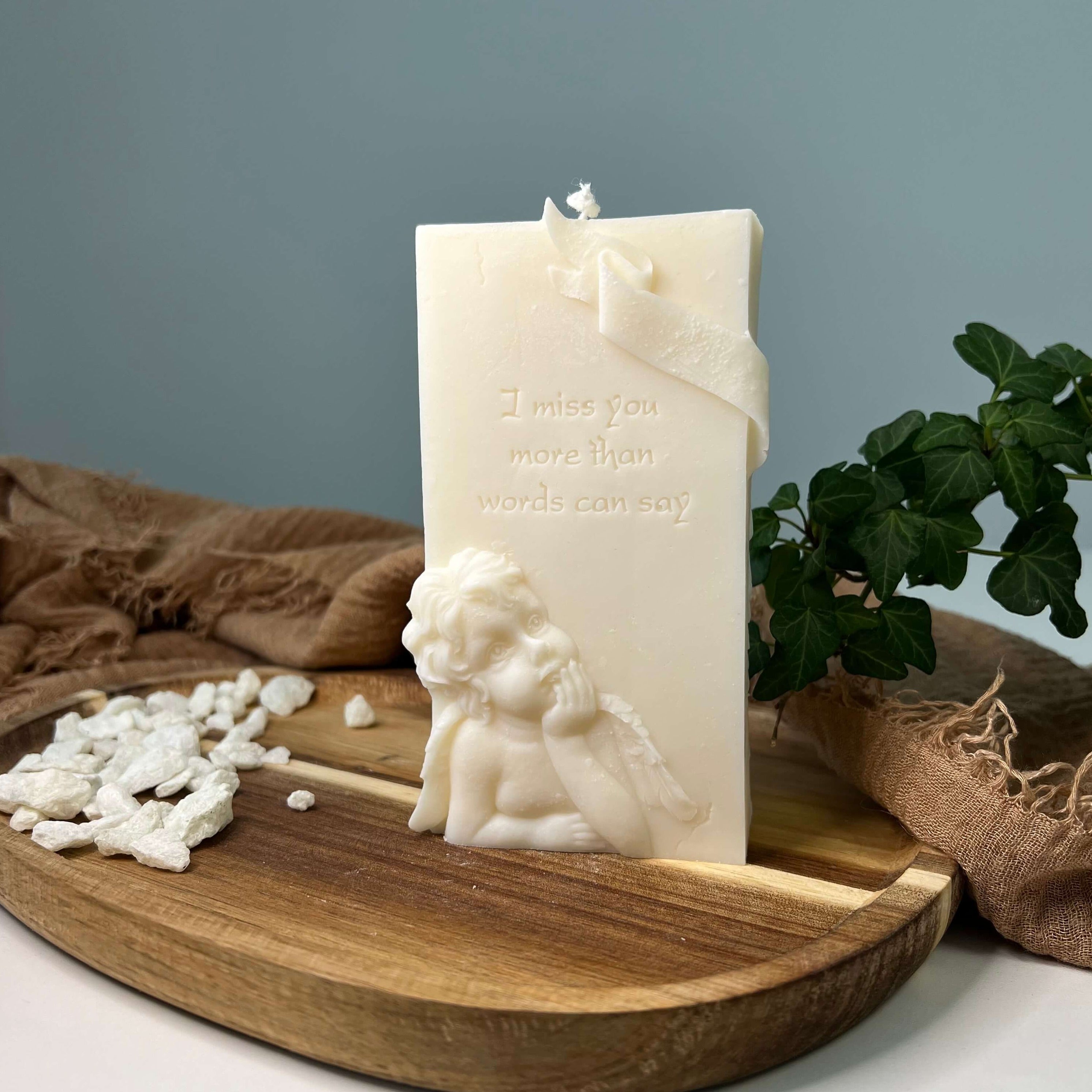 Heavenly Remembrance Glow Kerze. Sie ist perfekt als Dekoration in jeden Zuhause einsetzbar. Die Designer Kerze sieht elegant und ästhetisch aus.