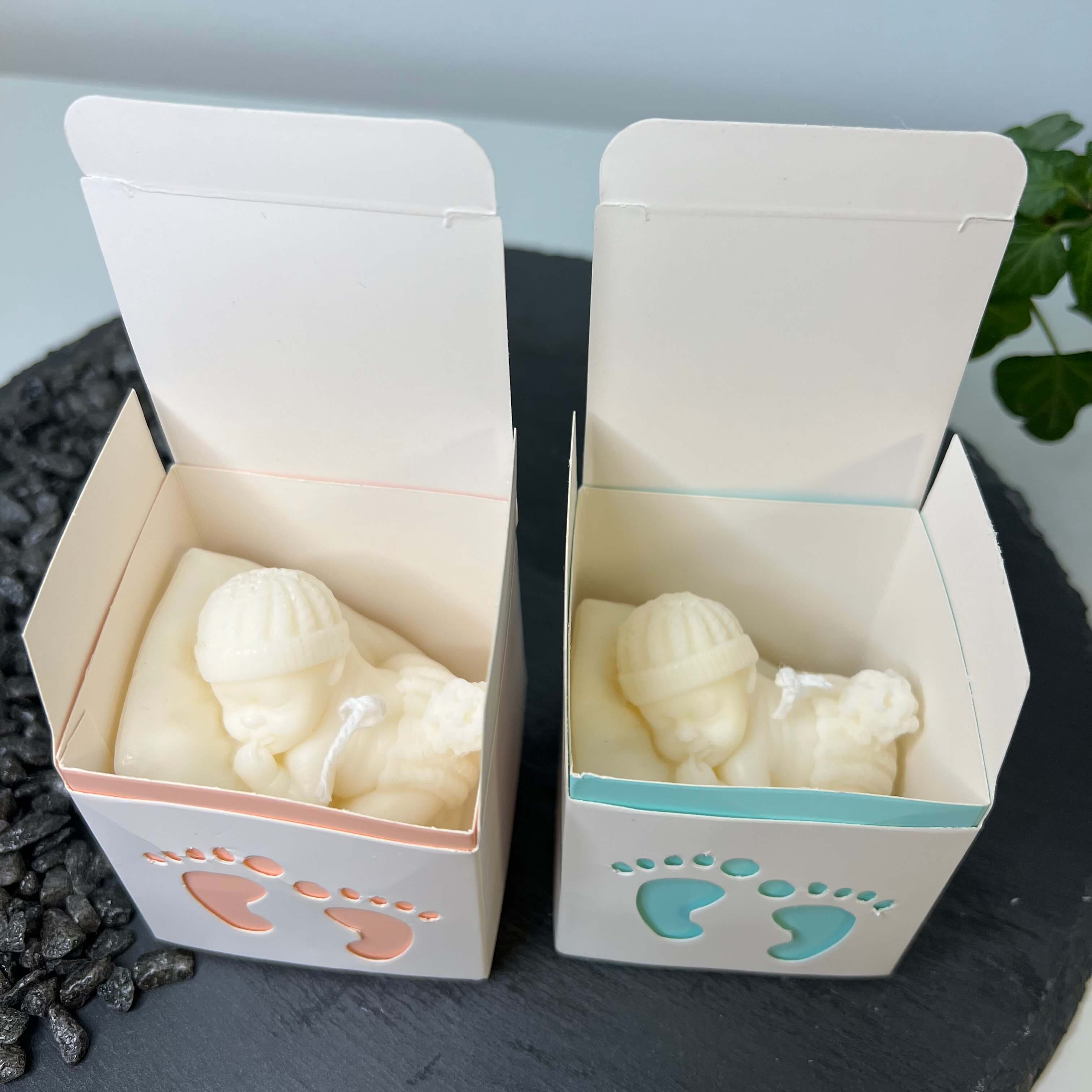 Hier ist die Heavenly Slumber Baby Gastgeschenk Kerze zusehen. Handgefertigt aus Sojawachs bietet sie Stil und Eleganz in einem. Sie ist ästhetisch und perfekt als Dekoration für jedes Zuhause geeignet.