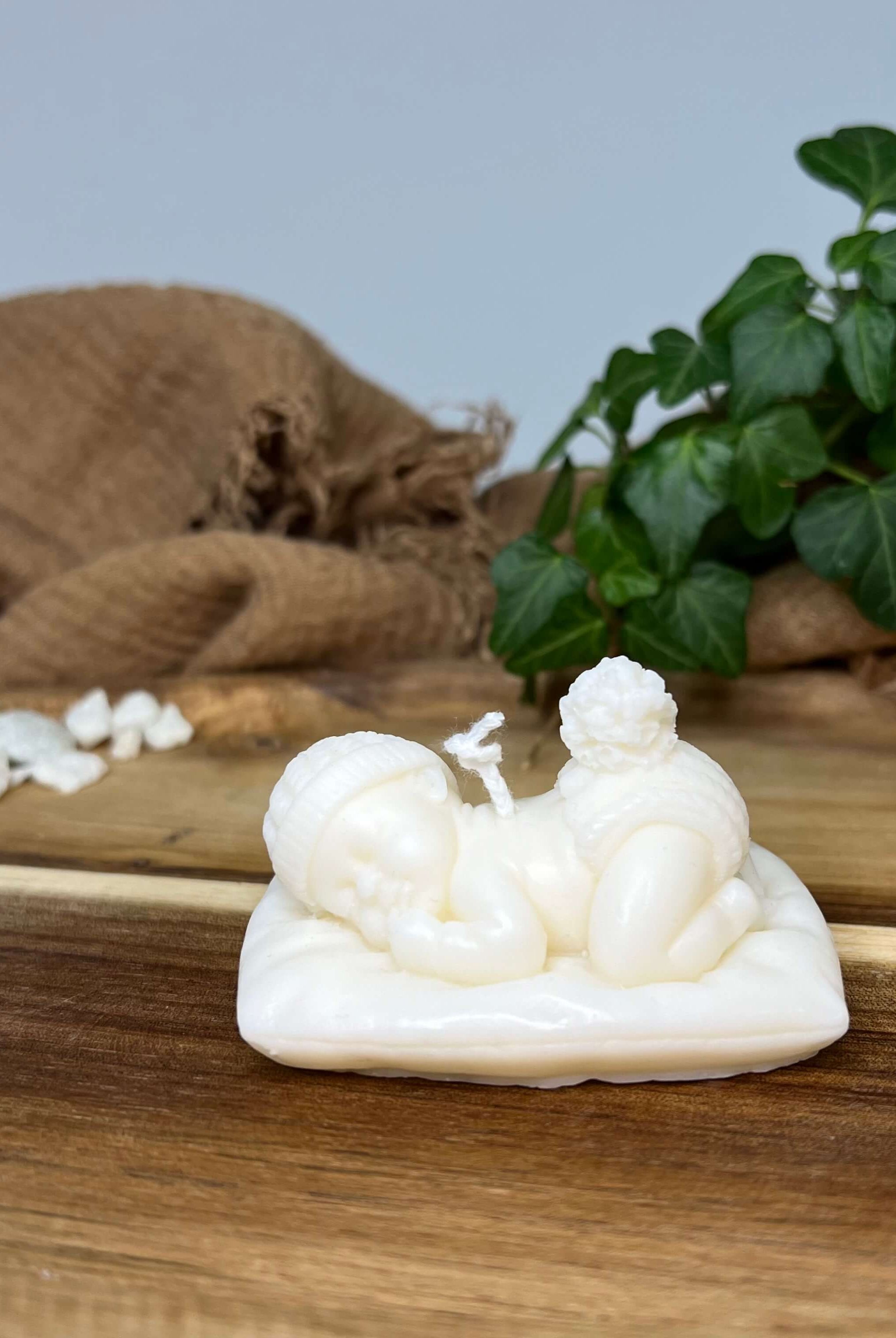 Hier ist die Heavenly Slumber Baby Kerze zusehen. Handgefertigt aus Sojawachs bietet sie Stil und Eleganz in einem. Sie ist ästhetisch und perfekt als Dekoration für jedes Zuhause geeignet.