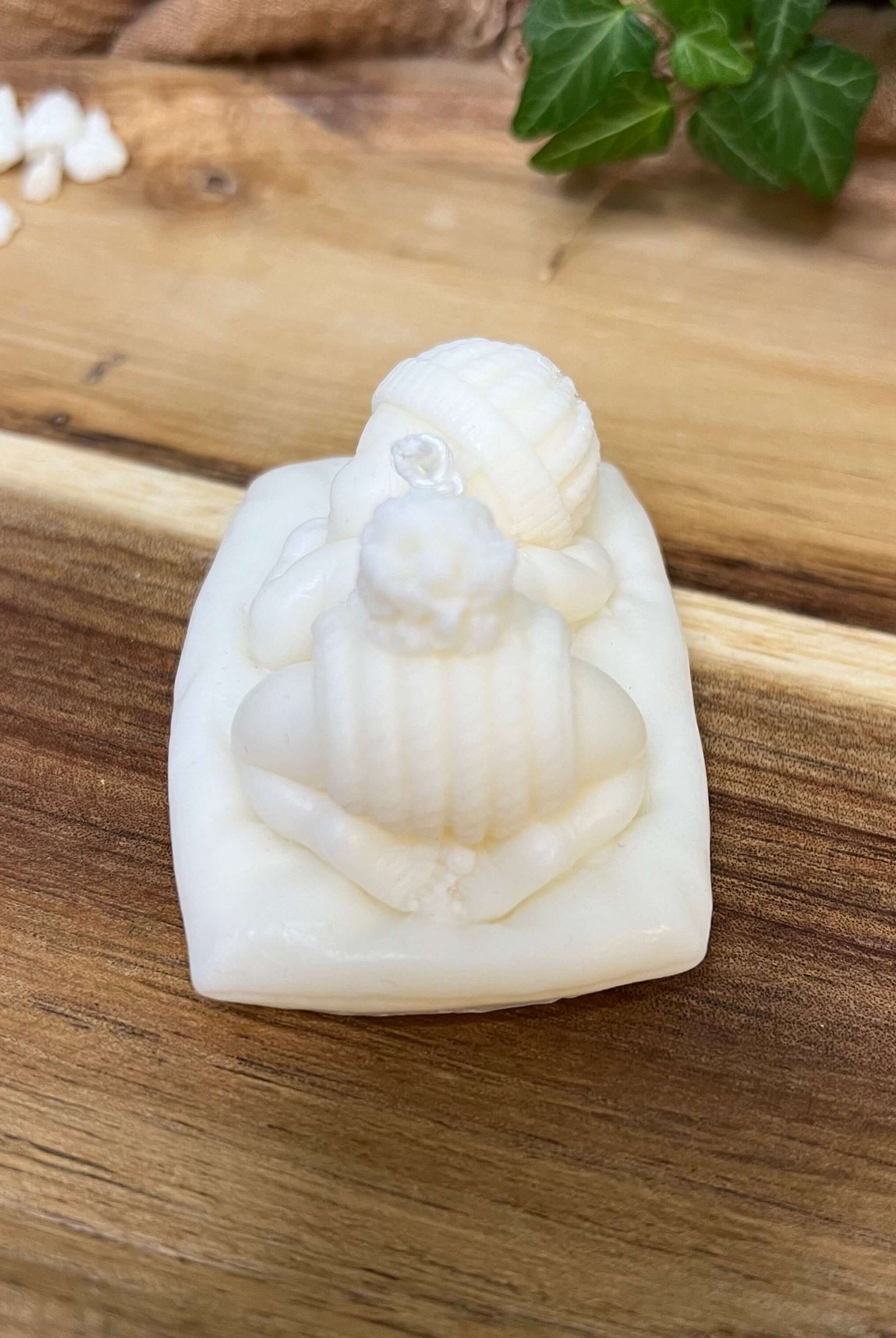 Man sieht die Heavenly Slumber Baby Kerze. Sie ist handgemacht und stilvoll. Ihr elegantes und ästhetisches Aussehen machen sie zum Hingucker in jedem Raum.