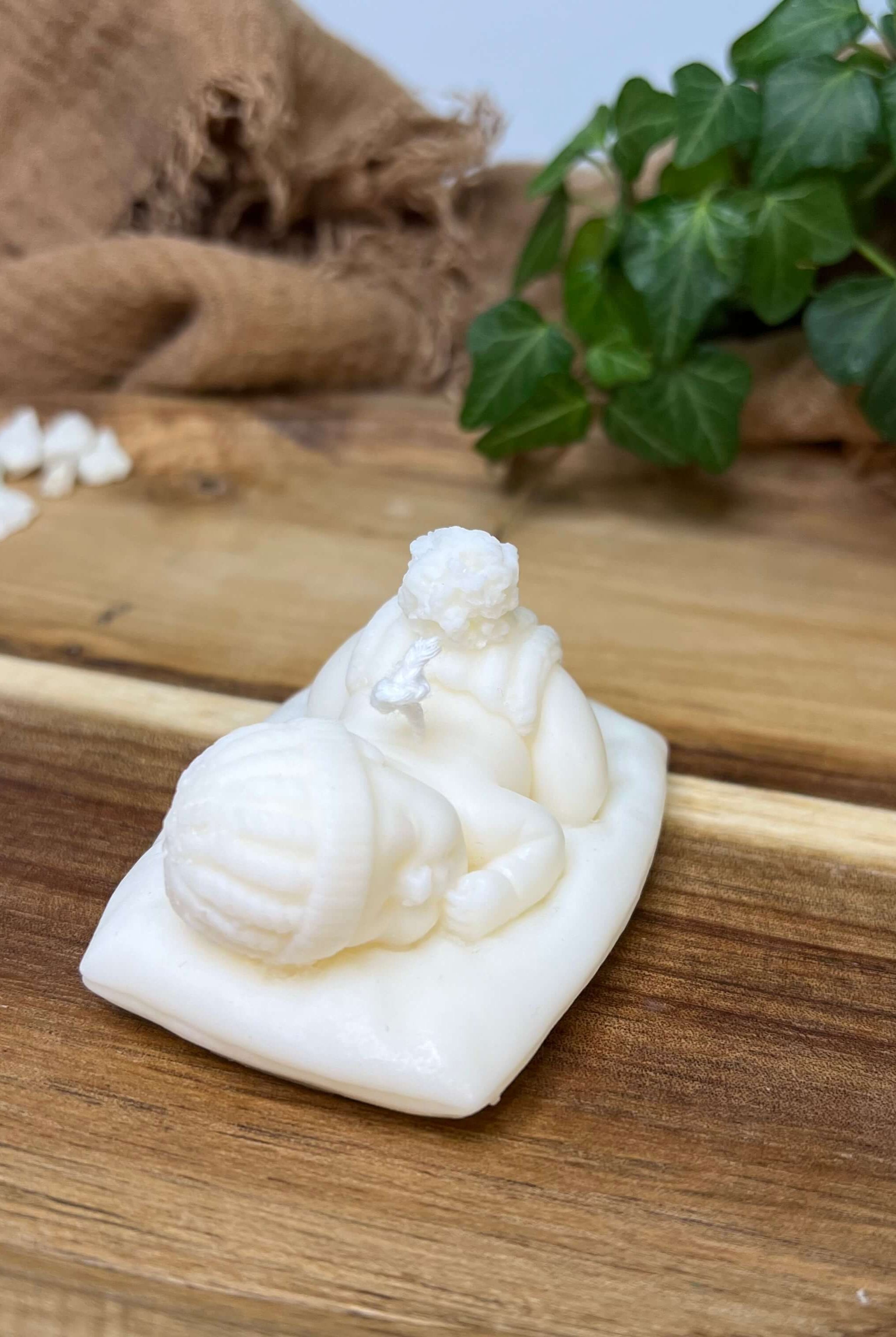 Zusehen ist die Heavenly Slumber Baby Kerze. Sie ist perfekt als Geschenk geeignet. Man kann sie als Gastgeschenk für Babypartys oder Geburtstage verwenden.