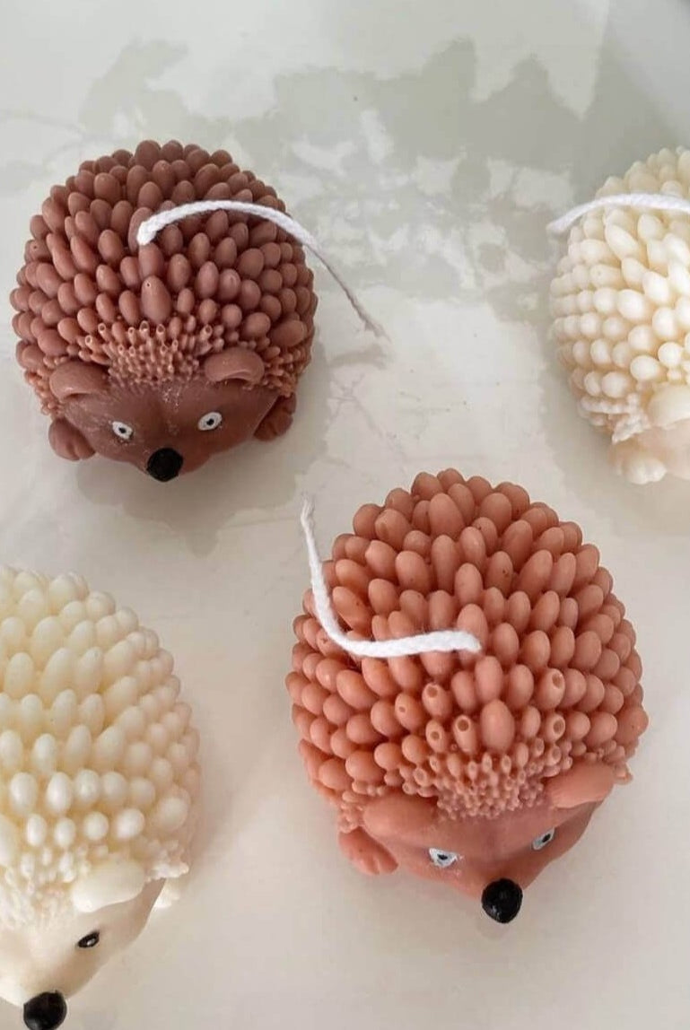 Unsere Hedgehog Enchantment Igel-Kerzen. Diese Duftkerze hat einen angenehmen und beruhigenden Geruch. Sie ist perfekt für entspannte und gemütliche Tage.
