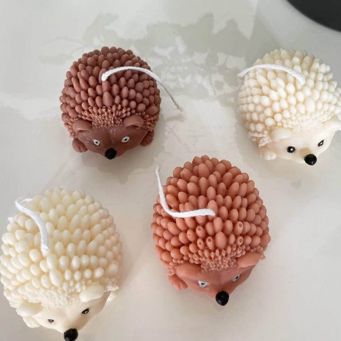 Unsere Hedgehog Enchantment Igel-Kerzen. Diese Duftkerze hat einen angenehmen und beruhigenden Geruch. Sie ist perfekt für entspannte und gemütliche Tage.