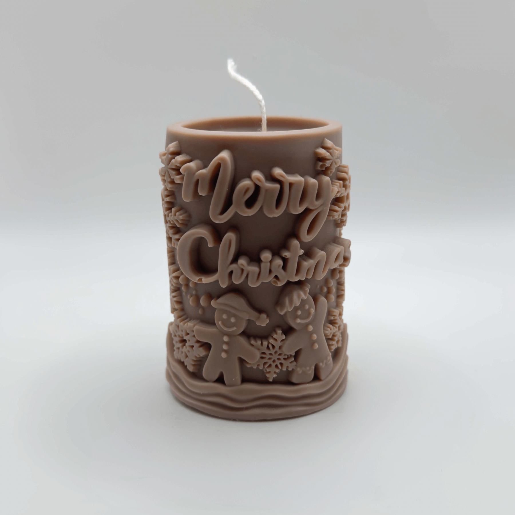 Die “Gingerbread Delight” Kerze in Hellbraun vereint festliche Eleganz mit niedlichen Lebkuchenmännchen und Schneeflocken. Perfekt für eine weihnachtliche Dekoration. Handgefertigt aus nachhaltigem Sojawachs.