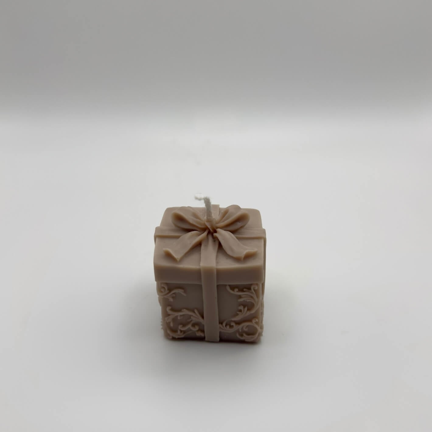 Die “Magic Gift” Kerze in Hellbraun kombiniert Natürlichkeit und Eleganz. Ihr Geschenkbox-Design und die nachhaltige Herstellung aus Sojawachs machen sie zur idealen Wahl für entspannende Abende.