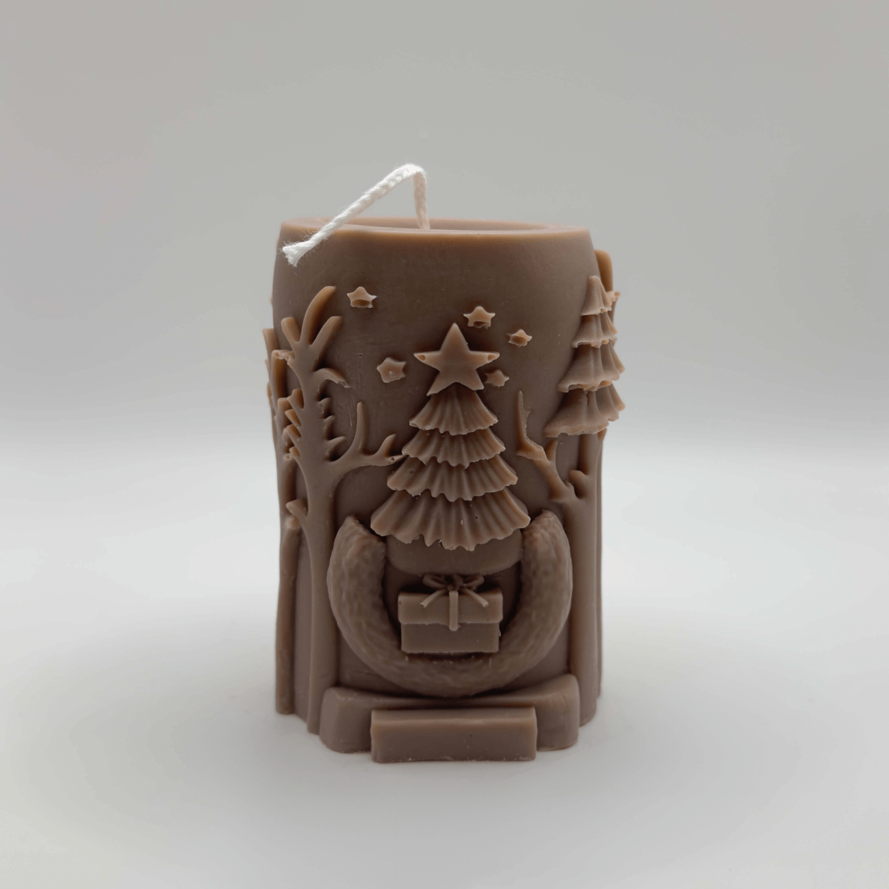 Die “Woodland Majesty” Kerze in Hellbraun beeindruckt durch ihren 3D-Hirsch, die detaillierten Baum-Motive und das festliche Design. Eine nachhaltige und elegante Wahl für die Weihnachtszeit.