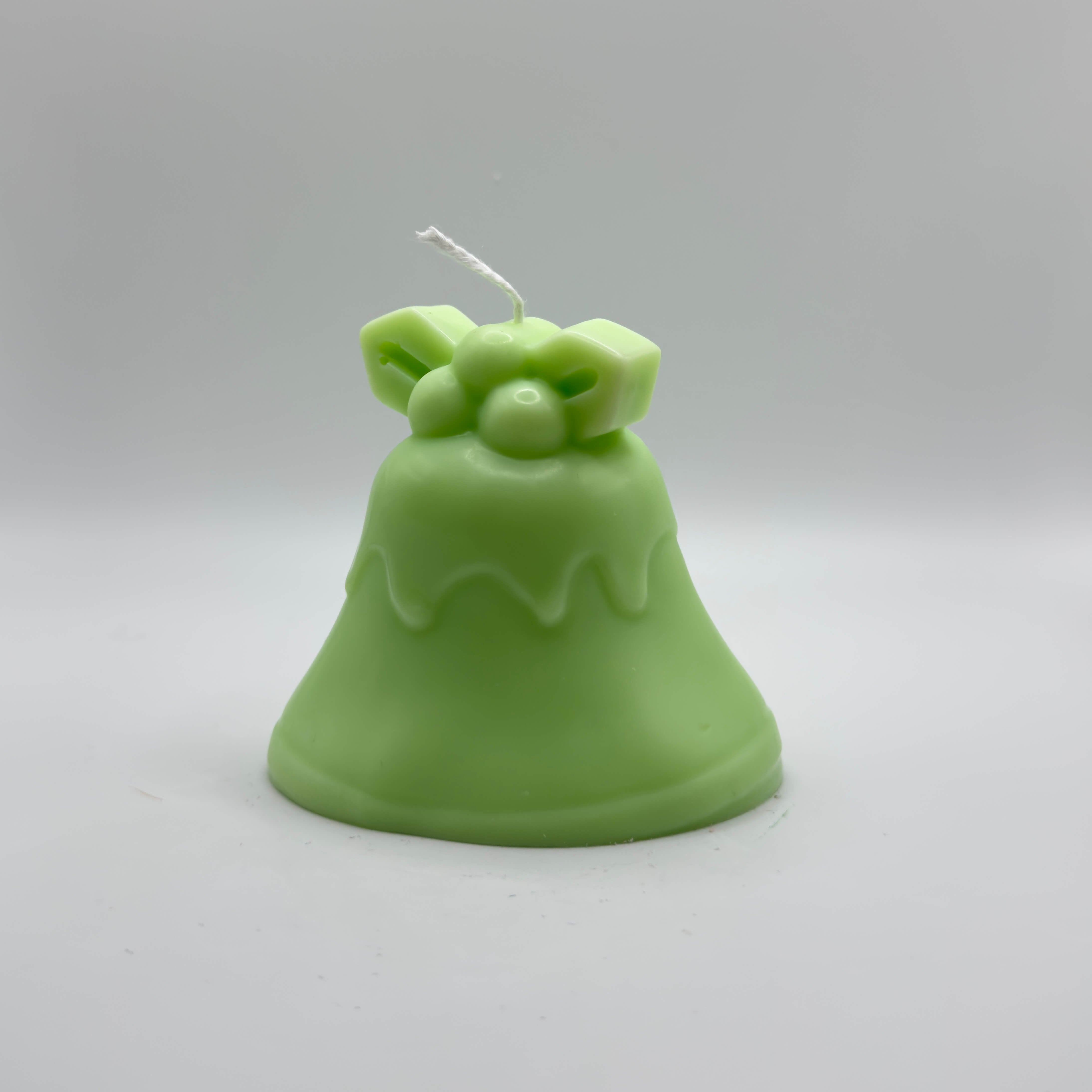 „Mistletoe Bell“-Kerze in zartem Hellgrün, handgefertigt aus nachhaltigem Sojawachs. Mit feinen Details wie Mistelzweig und Schriftzug für eine festliche, stilvolle Atmosphäre.