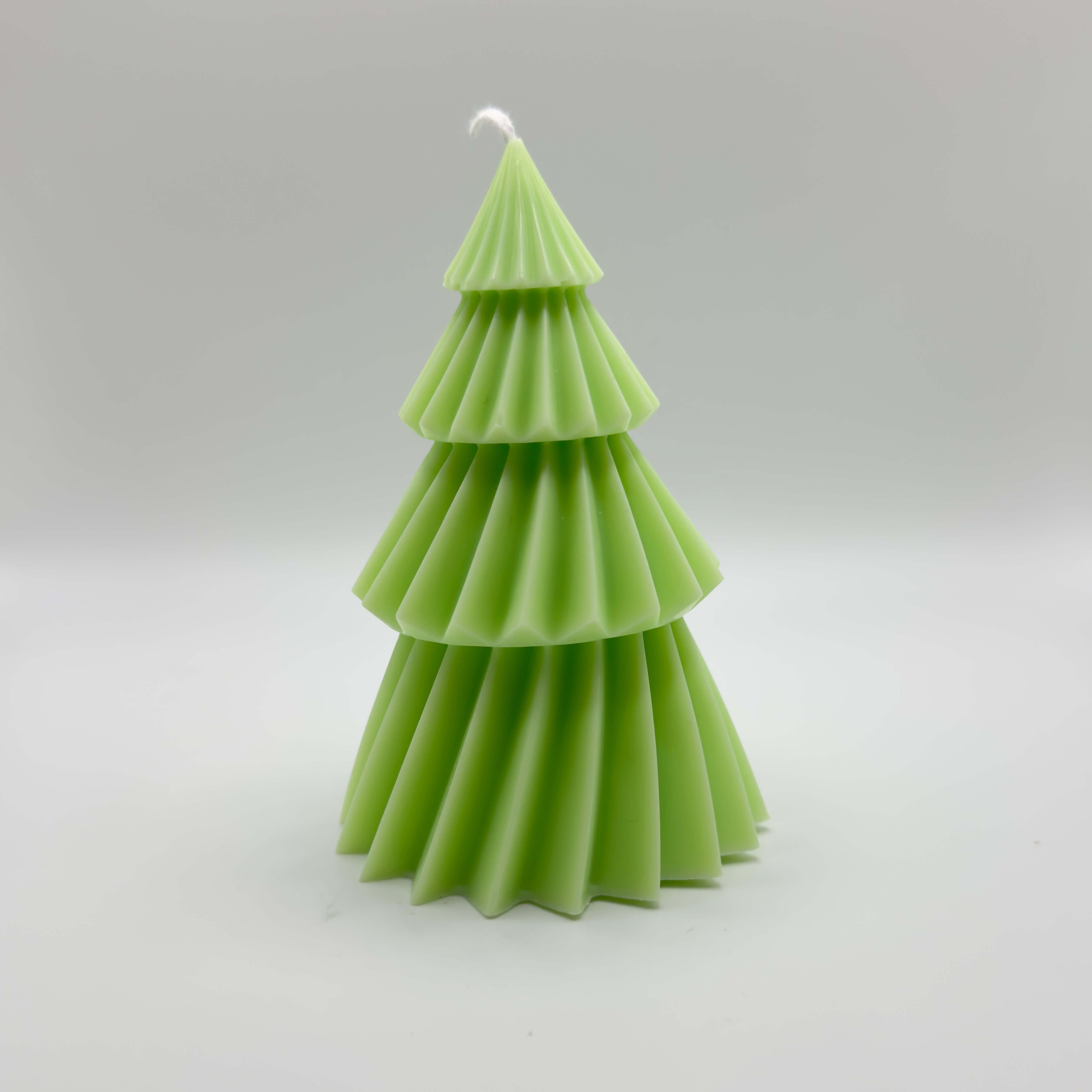 Hellgrüne “Nordic Pine”-Kerze, handgefertigt aus natürlichem Sojawachs. Minimalistisches, nordisches Design für eine ruhige und festliche Atmosphäre.