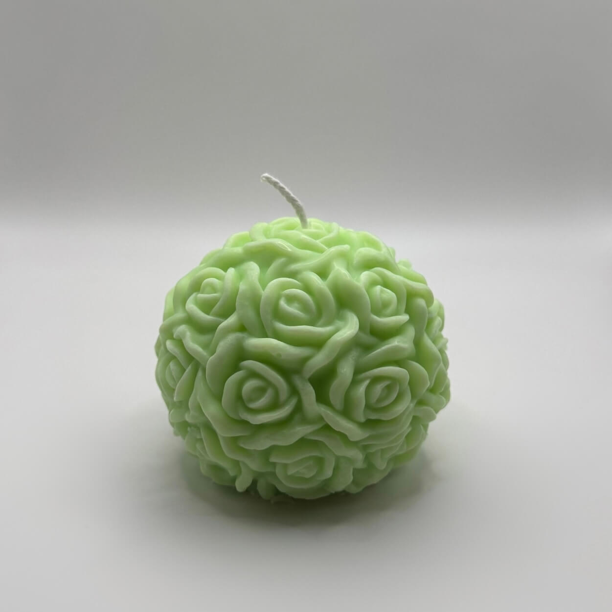 Das „Rose Radiance Trio“-Kerzenset in Hellgrün, handgefertigt aus umweltfreundlichem Sojawachs, besticht durch sein elegantes Rosenmuster und beruhigendes Licht für entspannte Momente.