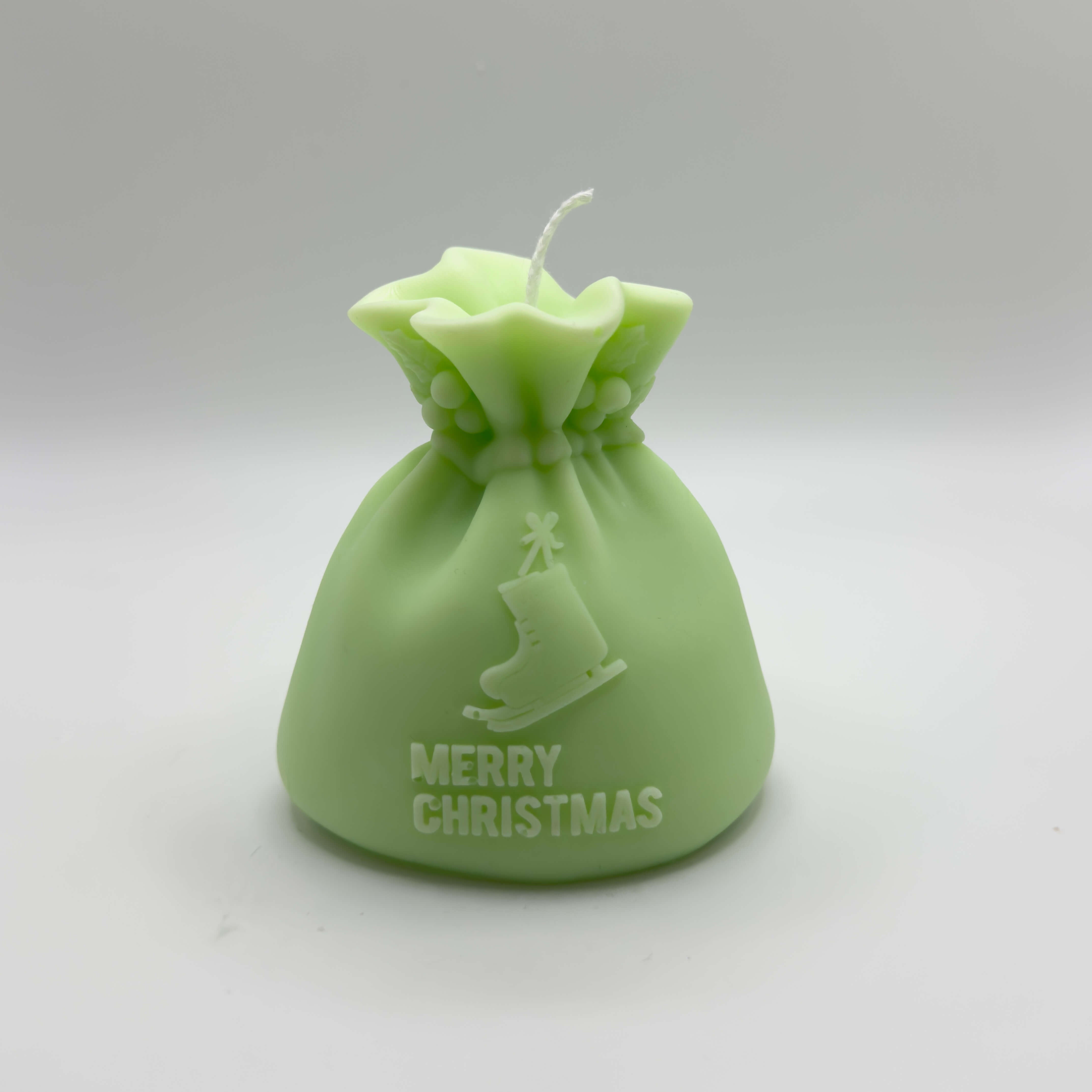 Hellgrüne “Santa’s Gift Candle” aus umweltfreundlichem Sojawachs. Mit liebevollem Schlittschuhdesign und “Merry Christmas”-Aufschrift für festliche Stimmung.