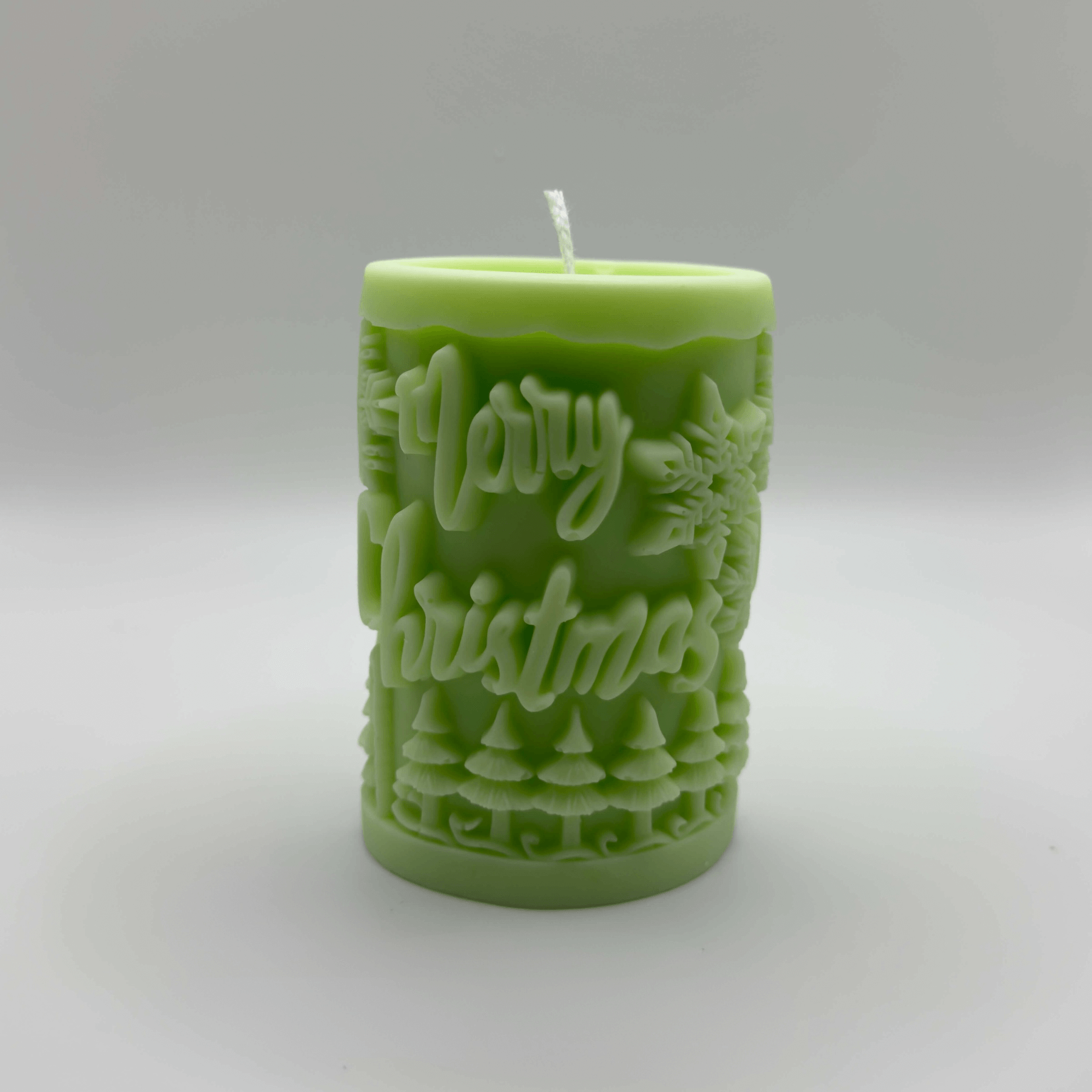 Die “Winter Forest” Kerze in Hellgrün bringt die Schönheit eines winterlichen Waldes in dein Zuhause. Mit zarten Tannenmotiven und nachhaltigem Sojawachs ein Highlight der Weihnachtsdekoration.