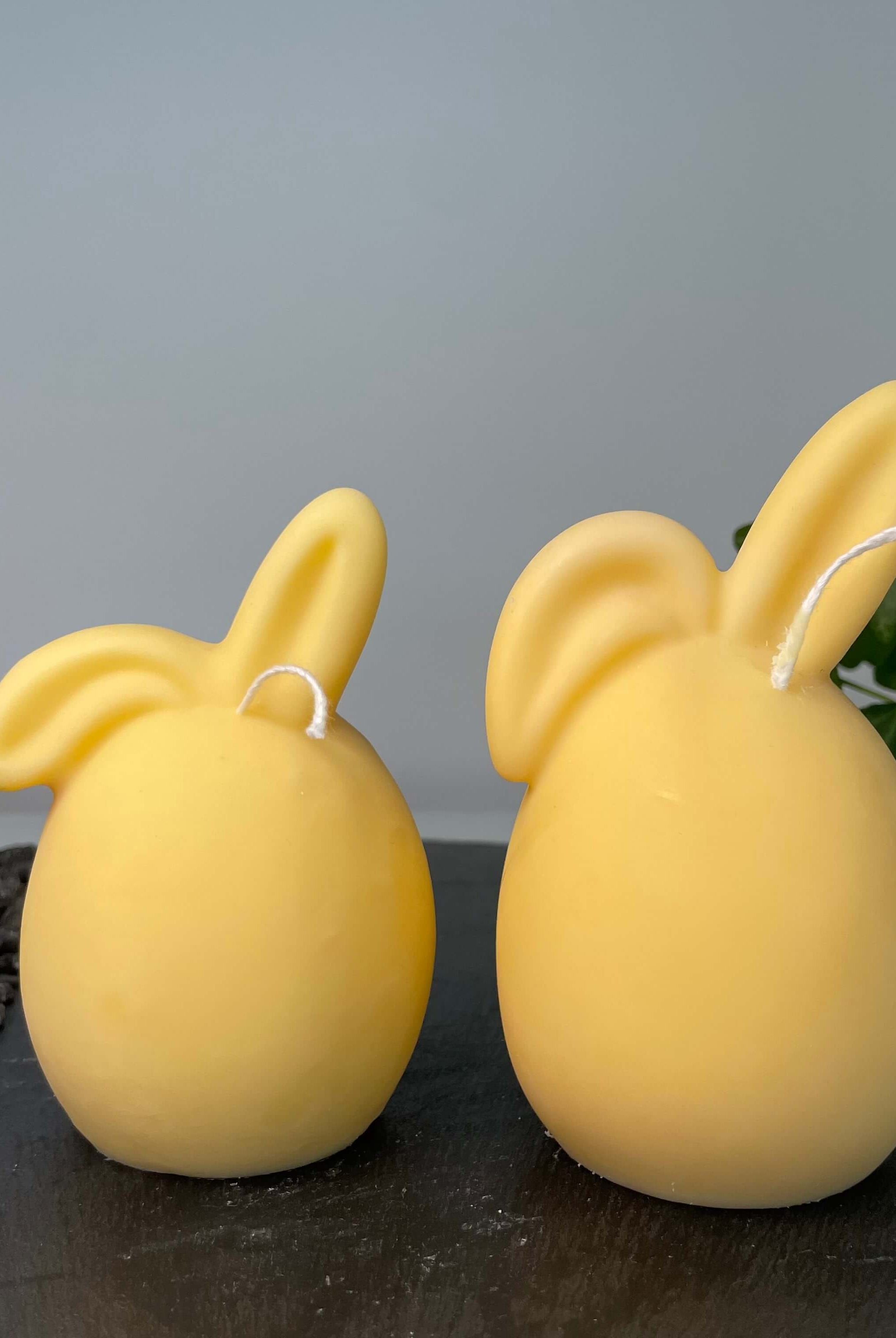 Hier sieht man unsere Hoppy Easter Egg Kerzen. Diese Osterei Hase Kerzen sind perfekt als Dekoration geeignet. Sie sind stilvoll und elegant, sowie ästhetisch. In Gelb.