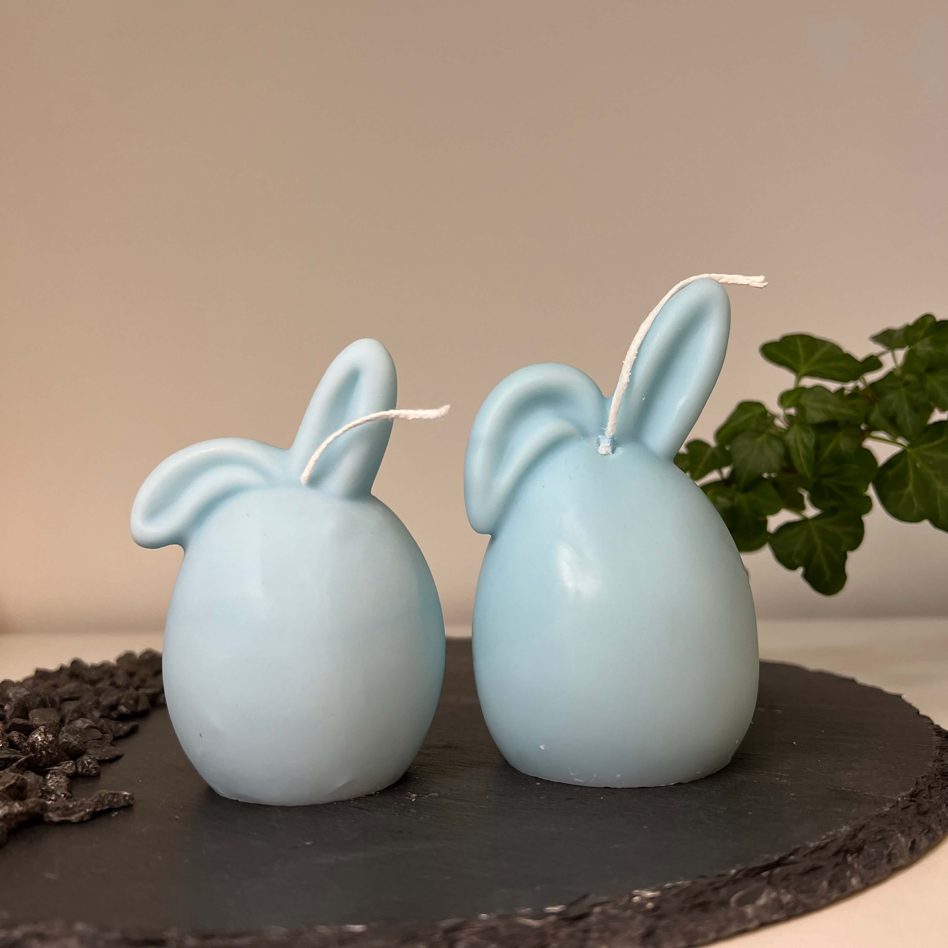 Hier sieht man unsere Hoppy Easter Egg Kerzen. Diese Osterei Hase Kerzen sind perfekt als Dekoration geeignet. Sie sind stilvoll und elegant, sowie ästhetisch. In Hellblau.