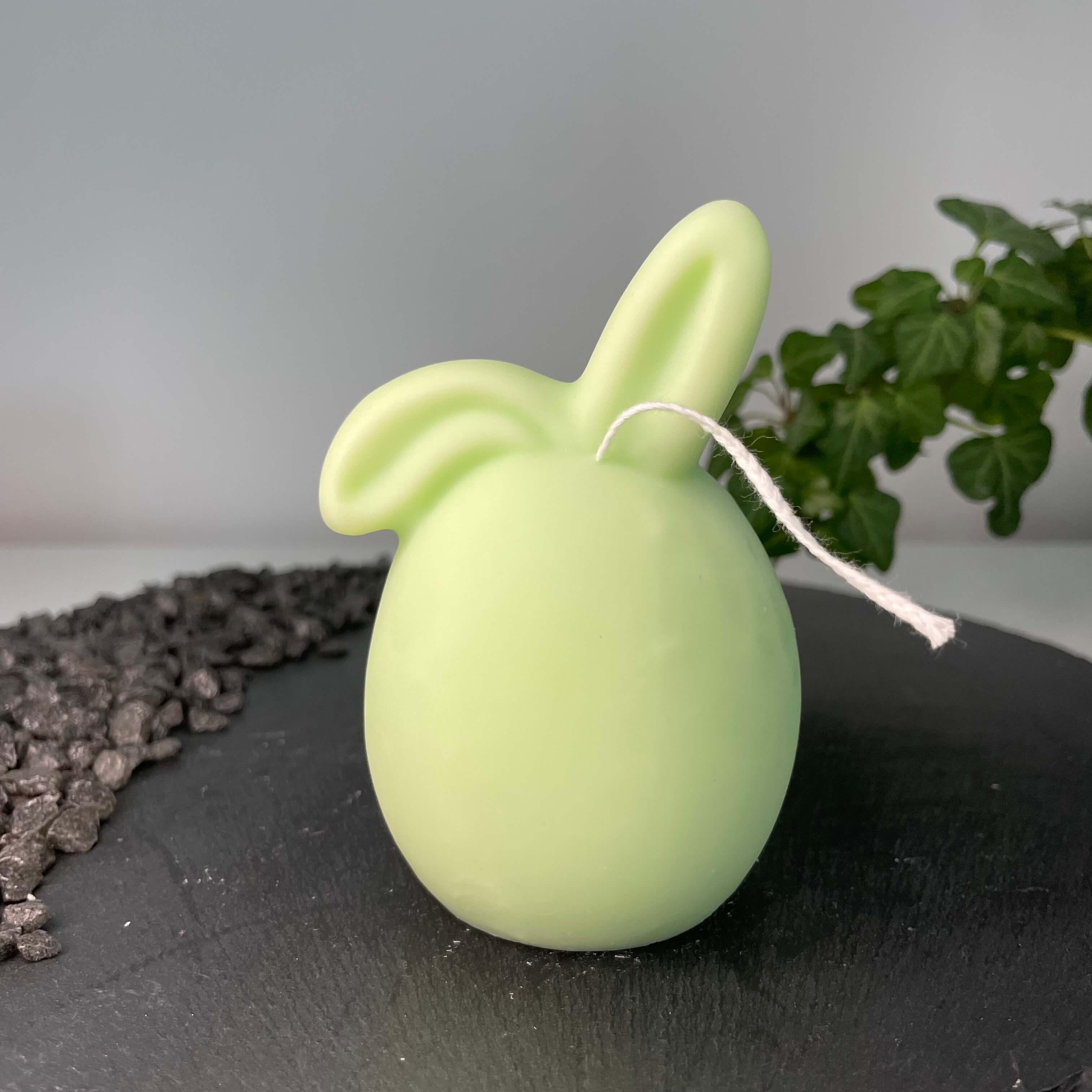 Hier sieht man unsere Hoppy Easter Egg Kerzen. Diese Osterei Hase Kerzen sind perfekt als Dekoration geeignet. Sie sind stilvoll und elegant, sowie ästhetisch. In Hellgrün.