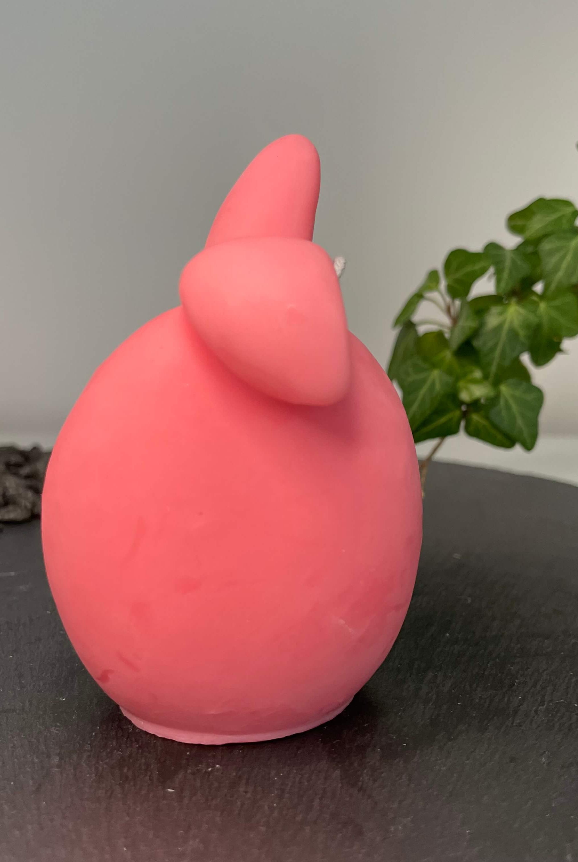 Hoppy Easter Egg Kerzen. Sie sind in verschiedenen Düften erhältlich. Die Düfte haben einen angenehmen und beruhigenden Geruch. Perfekt für entspannte Tage und Osterfeiertage. In Pink.