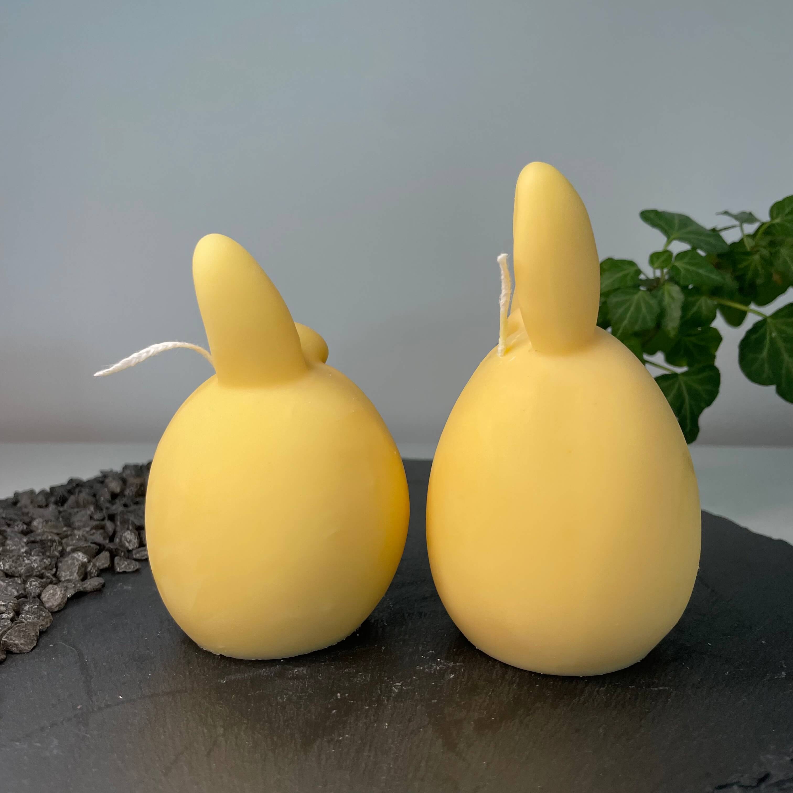 Unsere Hoppy Easter Egg Kerzen. Sie sind perfekt als Ostergeschenk und Osterkerze geeignet, dank ihrem Hasen und Osterei Design. In Gelb.