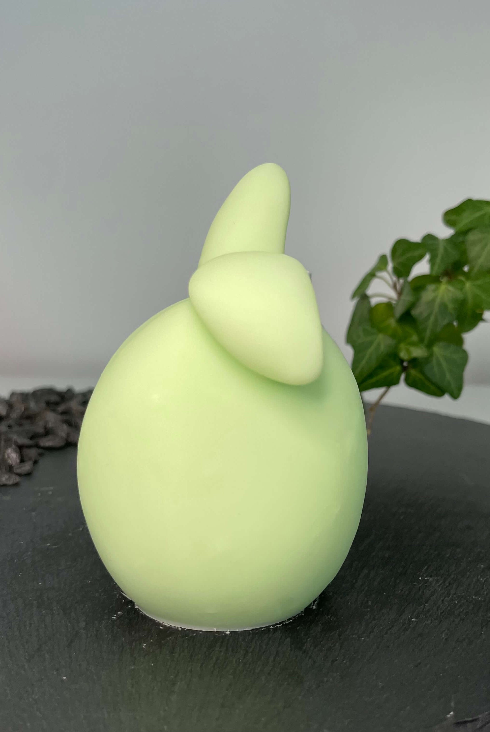 Unsere Hoppy Easter Egg Kerzen. Sie sind perfekt als Ostergeschenk und Osterkerze geeignet, dank ihrem Hasen und Osterei Design. In Hellgrün.