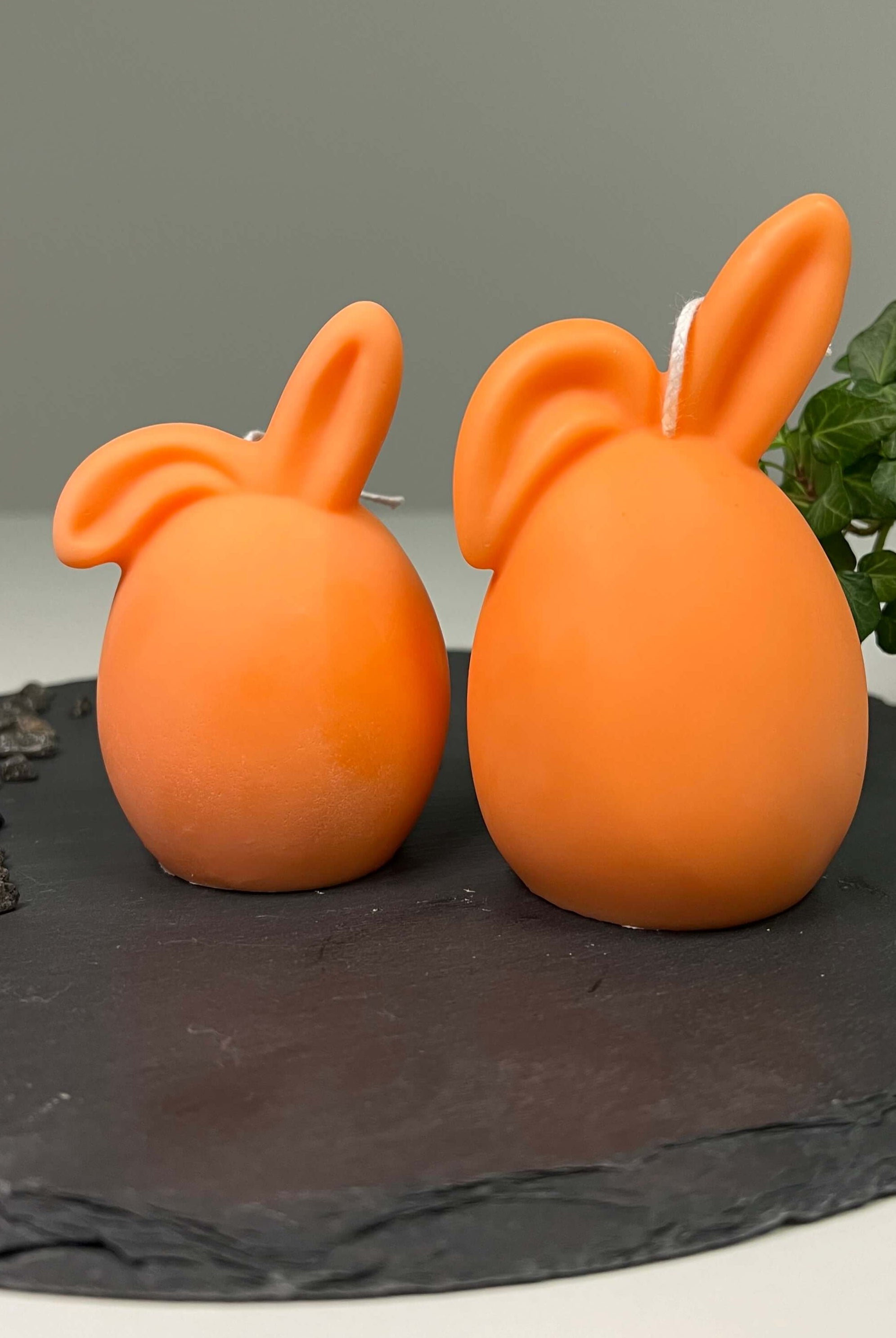 Hier sieht man unsere Hoppy Easter Egg Kerzen. Diese Osterei Hase Kerzen sind perfekt als Dekoration geeignet. Sie sind stilvoll und elegant, sowie ästhetisch. In orange.