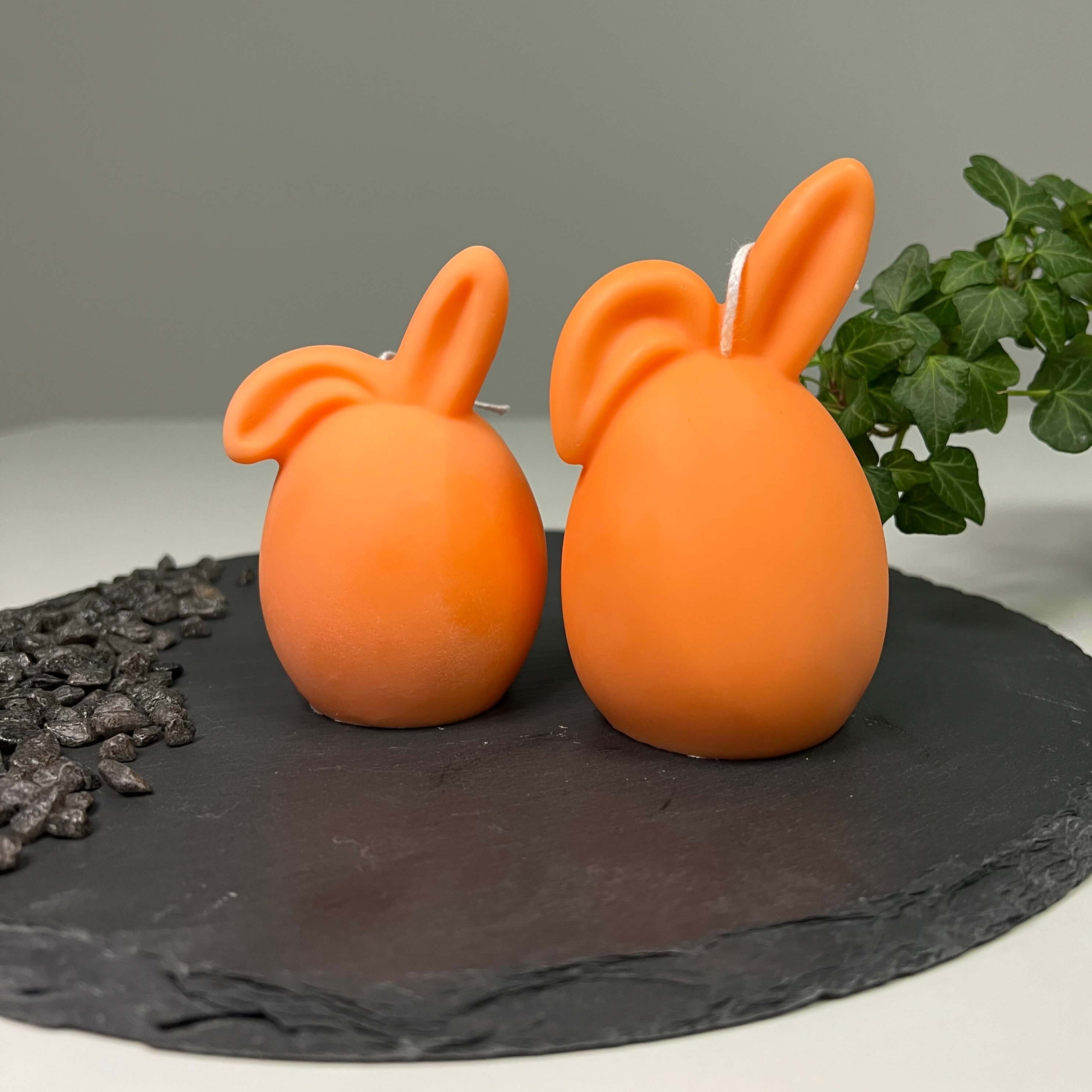 Hier sieht man unsere Hoppy Easter Egg Kerzen. Diese Osterei Hase Kerzen sind perfekt als Dekoration geeignet. Sie sind stilvoll und elegant, sowie ästhetisch. In orange.