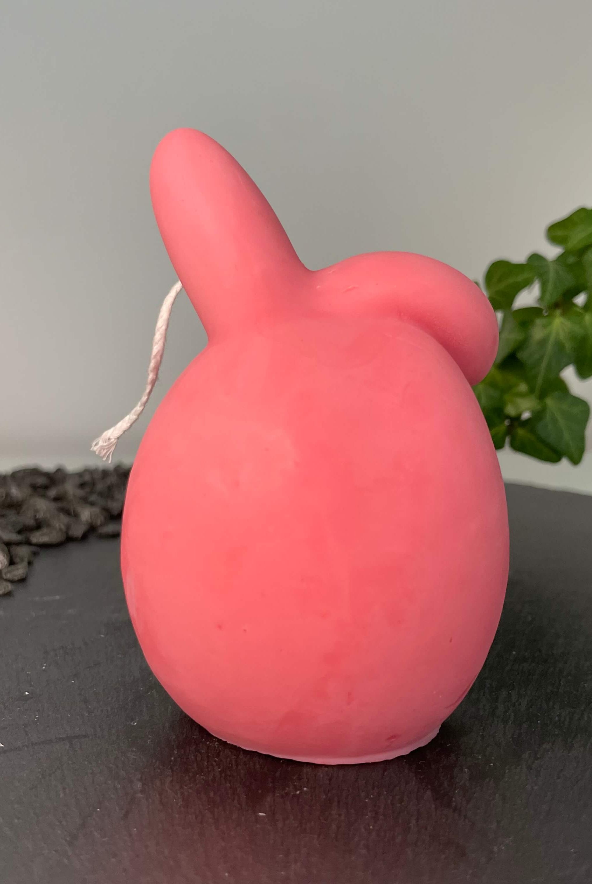 Die Hoppy Easter Egg Kerze ist handgemacht aus Bio Sojawachs. Sie ist nachhaltig, vegan und umweltfreundlich. In der Farbe Pink.